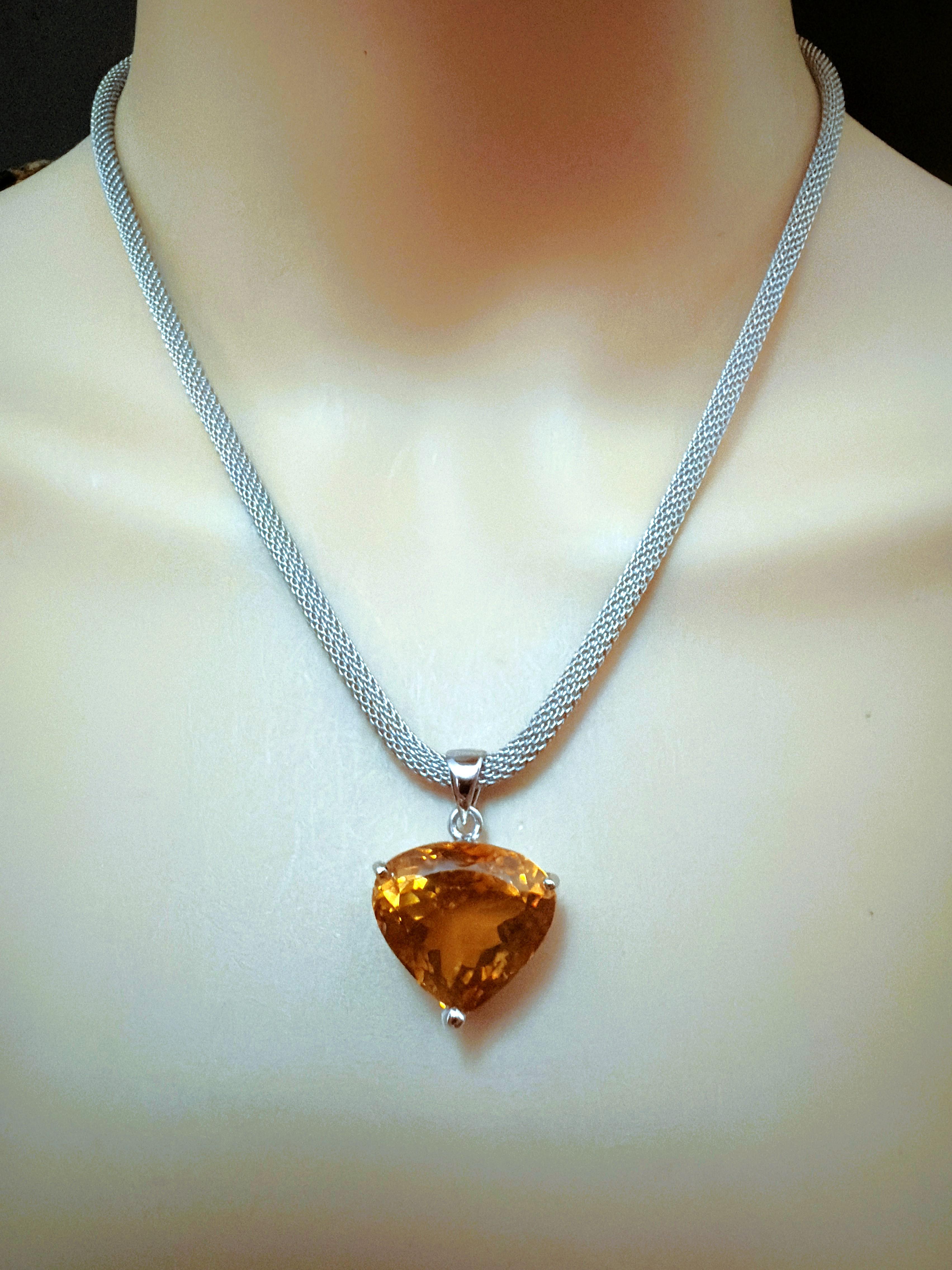 New 26 Carat Citrine Sterling Pendentif sur 17.5