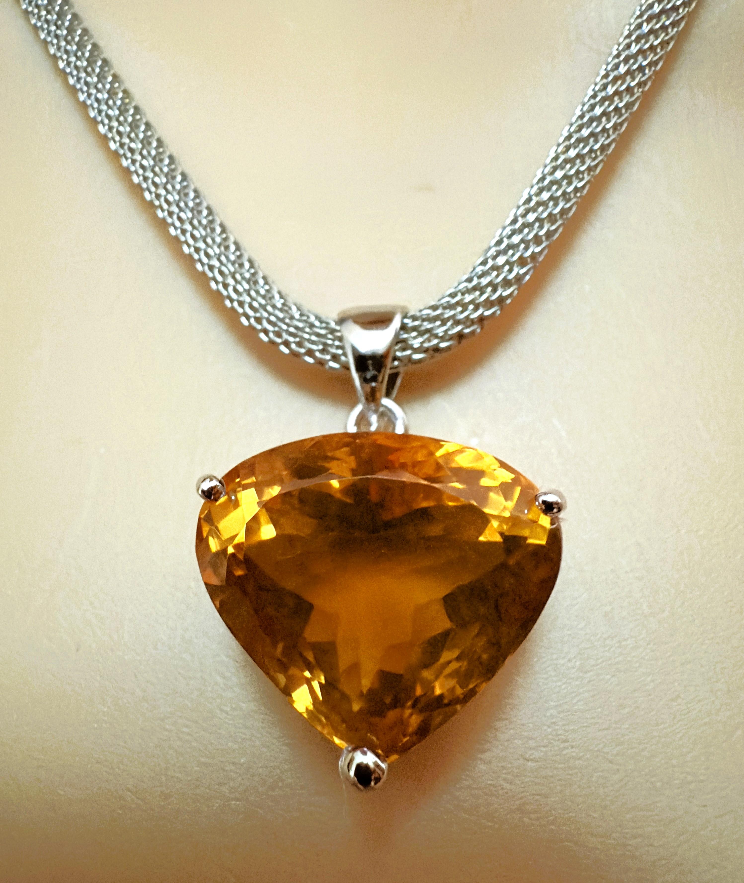 New 26 Carat Citrine Sterling Pendentif sur 17.5