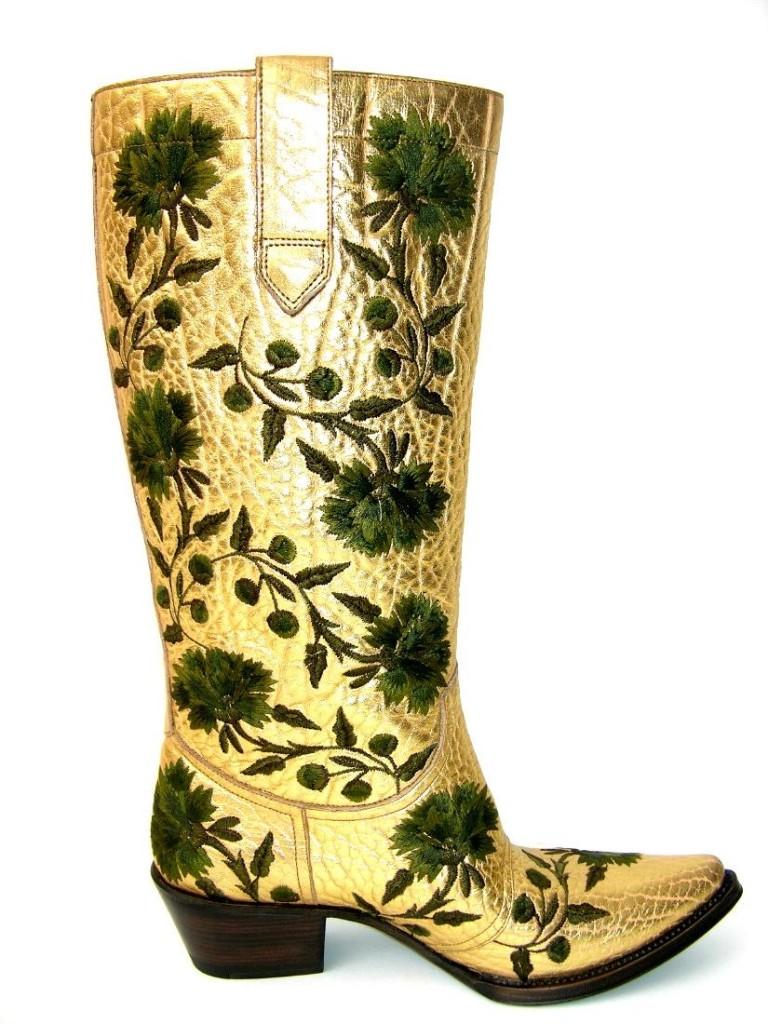 GIANNI BARBATO Stivali western in pelle di toro oro
Taglia italiana 35,5 - US 5,5
100% pelle, colore oro con ricamo di fiori verdi, effetto laminato.
Interno foderato di raso, lavorazione artigianale.
Suola in cuoio, tacco occidentale - 2
