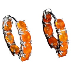 Neue Huggie-Creolen mit orangefarbenem Opal (2,66 Karat) aus 14-karätigem Weißgold und PL-Sterling-Silber
