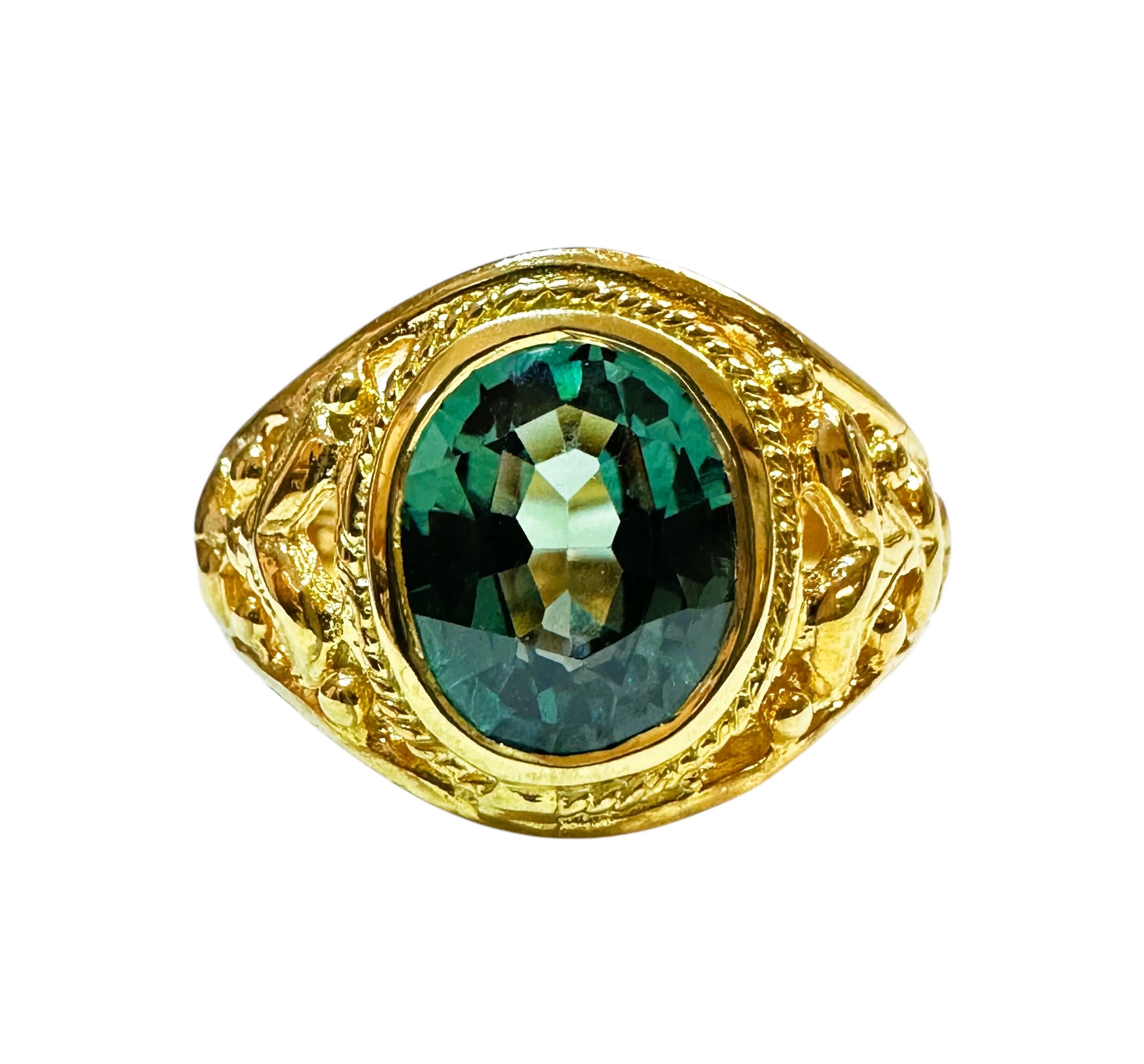 La pietra proviene dall'Africa ed è semplicemente squisita. La pietra è un bellissimo zaffiro verde intenso di 2,80 carati.  Si tratta di una pietra dal taglio ovale, misura 9 x 7 mm ed è incastonata in una fascia in filigrana d'argento placcata oro