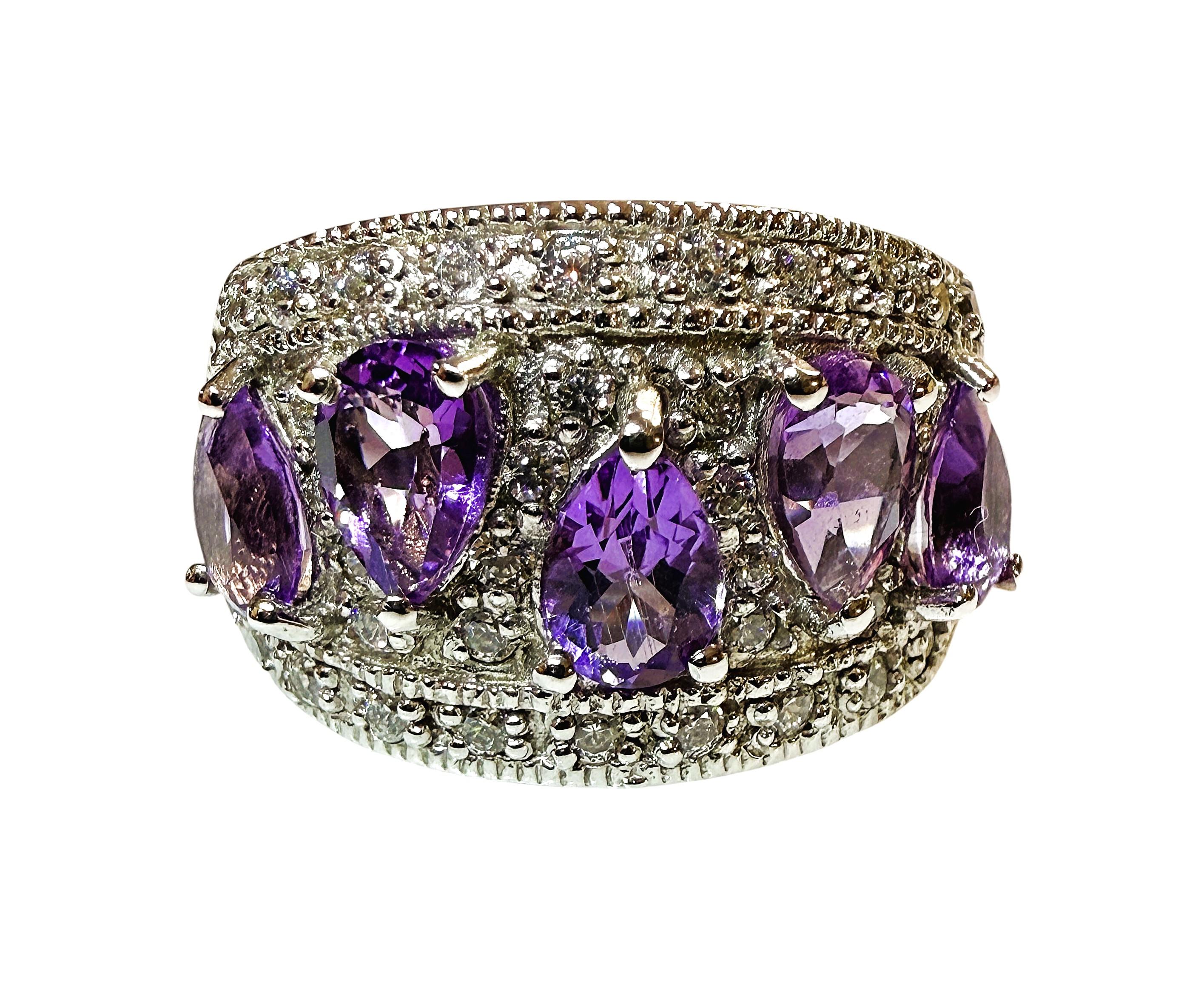 Questo anello è davvero bellissimo!  Ha 5 pietre di zaffiro viola tagliate a pera che misurano circa 6,5 x 4,5 mm.  Il totale è di 2,85 carati.  È una taglia 7.5.  Le pietre provengono dall'Africa e sono di alta qualità.  Le pietre sono circondate