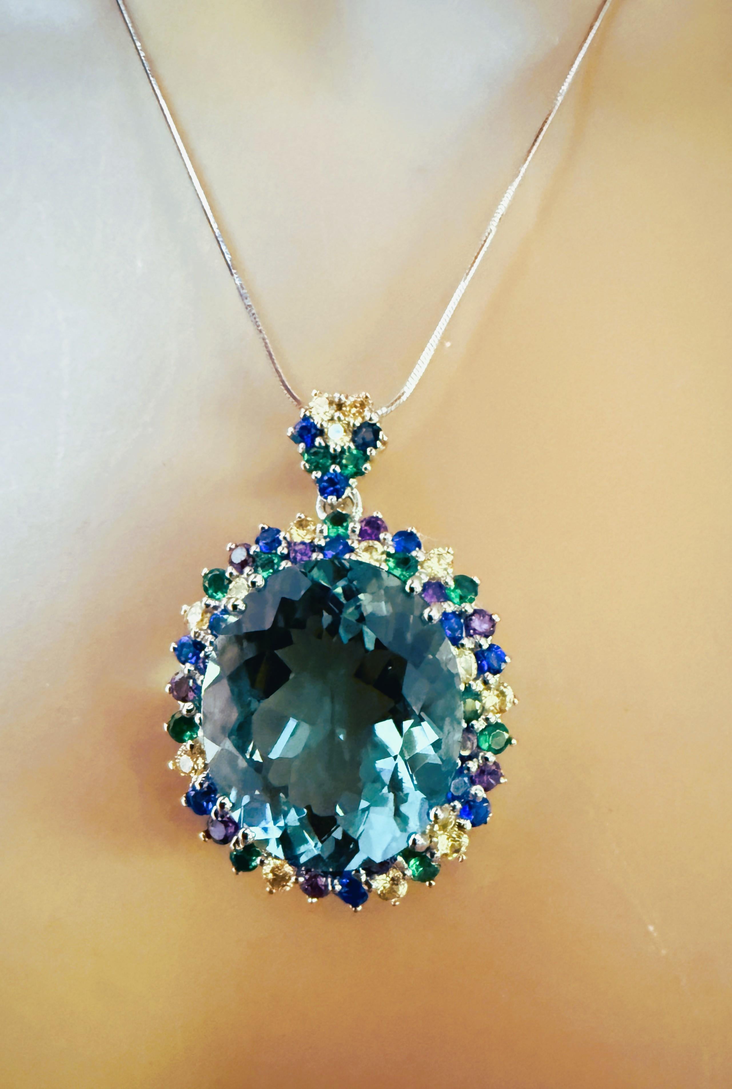 Taille ovale Collier pendentif en argent sterling, aigue-marine de 28.70 carats et saphir taille diamant