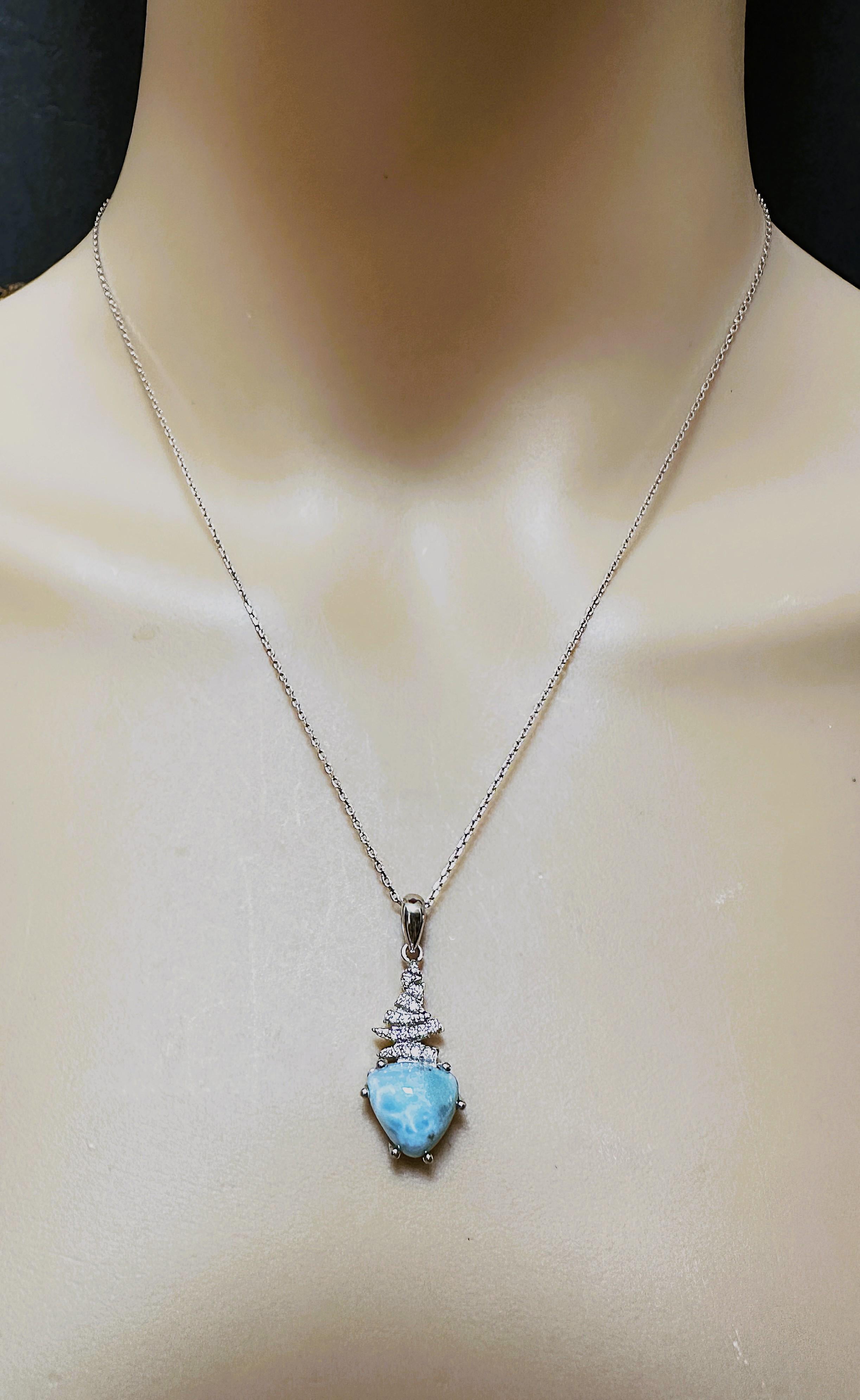 Einfach schöne blaue Steine aus der Dominikanischen Republik.  Die Steine sind im Trillion-Schliff und messen 10 mm.  Sie haben ein wunderschönes Oberteil im asiatischen Stil, das mit weißen Saphiren im Diamantschliff besetzt ist.  Der Anhänger