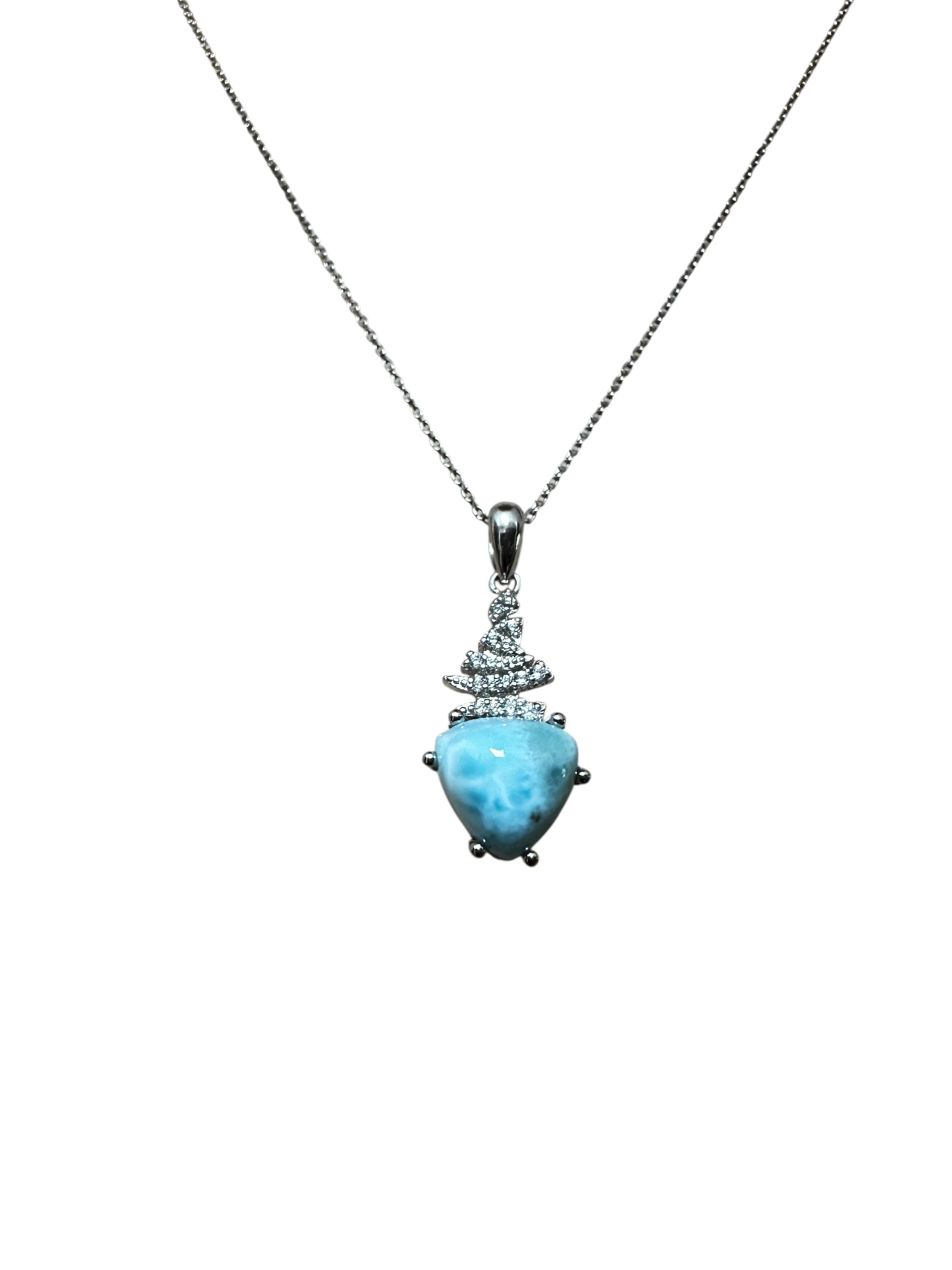 Neu, 3 Karat Trillionschliff Dominicanischer Larimar & Diamantschliff Saphir Halskette (Art déco) im Angebot