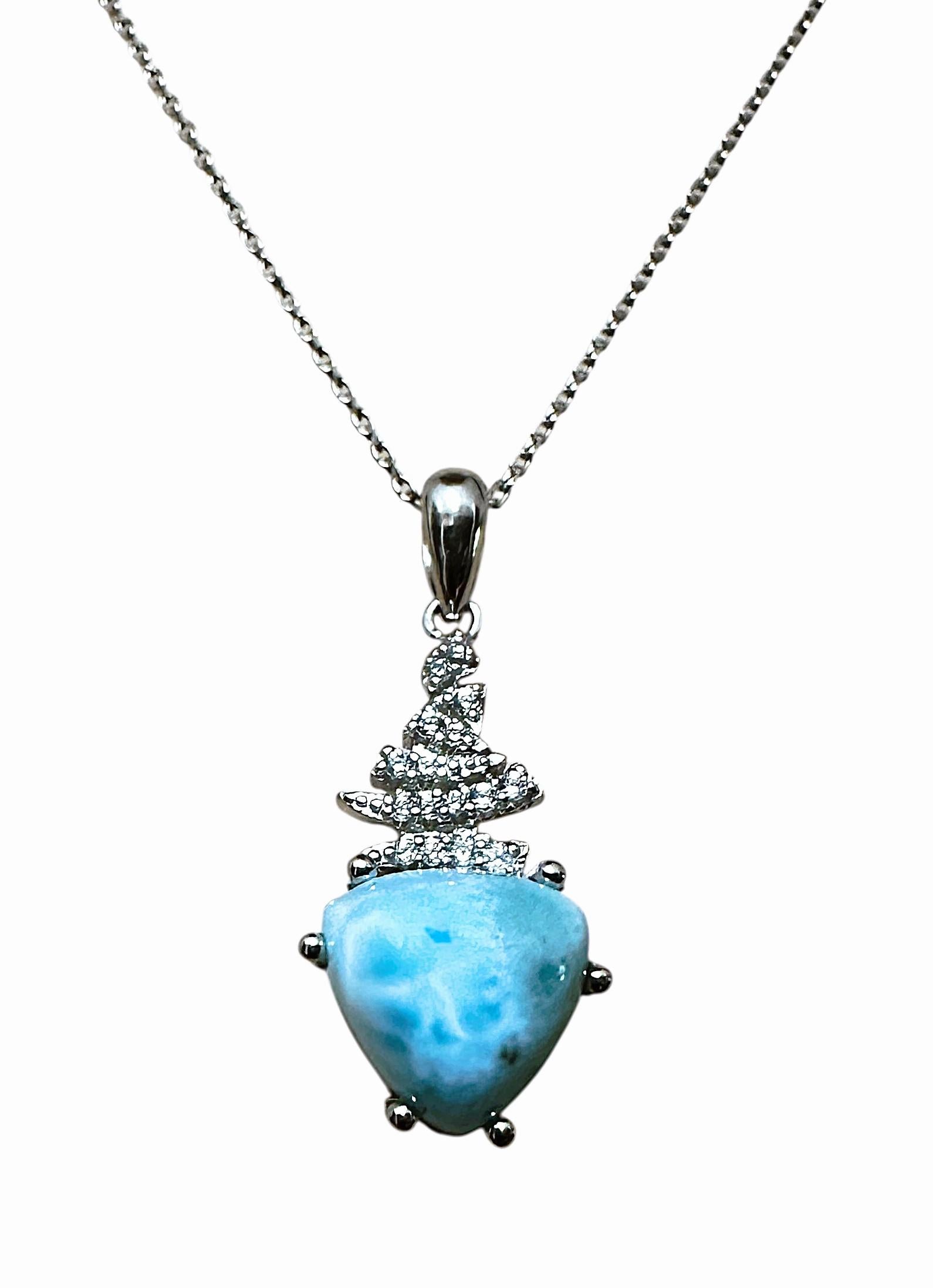 Neu, 3 Karat Trillionschliff Dominicanischer Larimar & Diamantschliff Saphir Halskette Damen im Angebot
