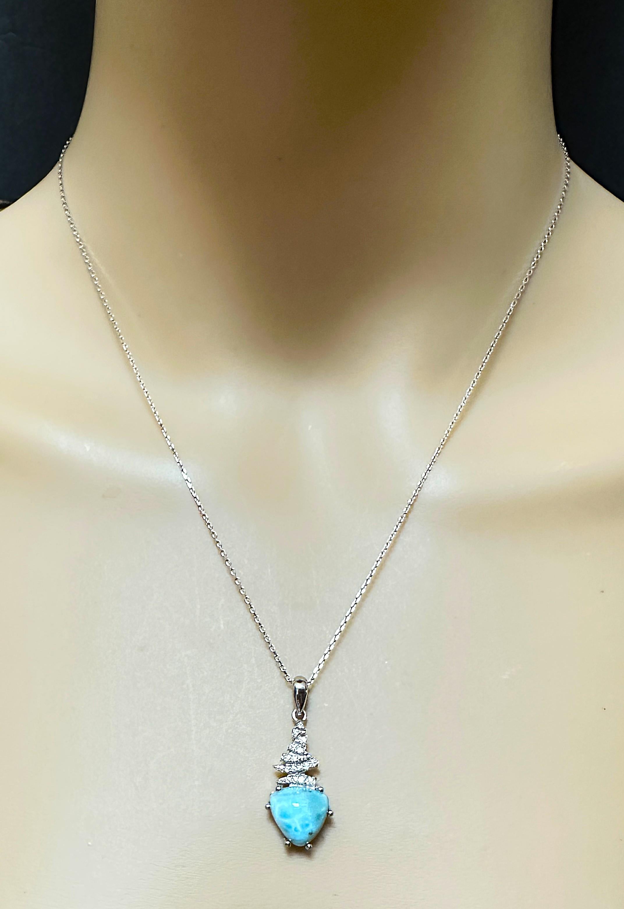 Neu, 3 Karat Trillionschliff Dominicanischer Larimar & Diamantschliff Saphir Halskette im Angebot 1