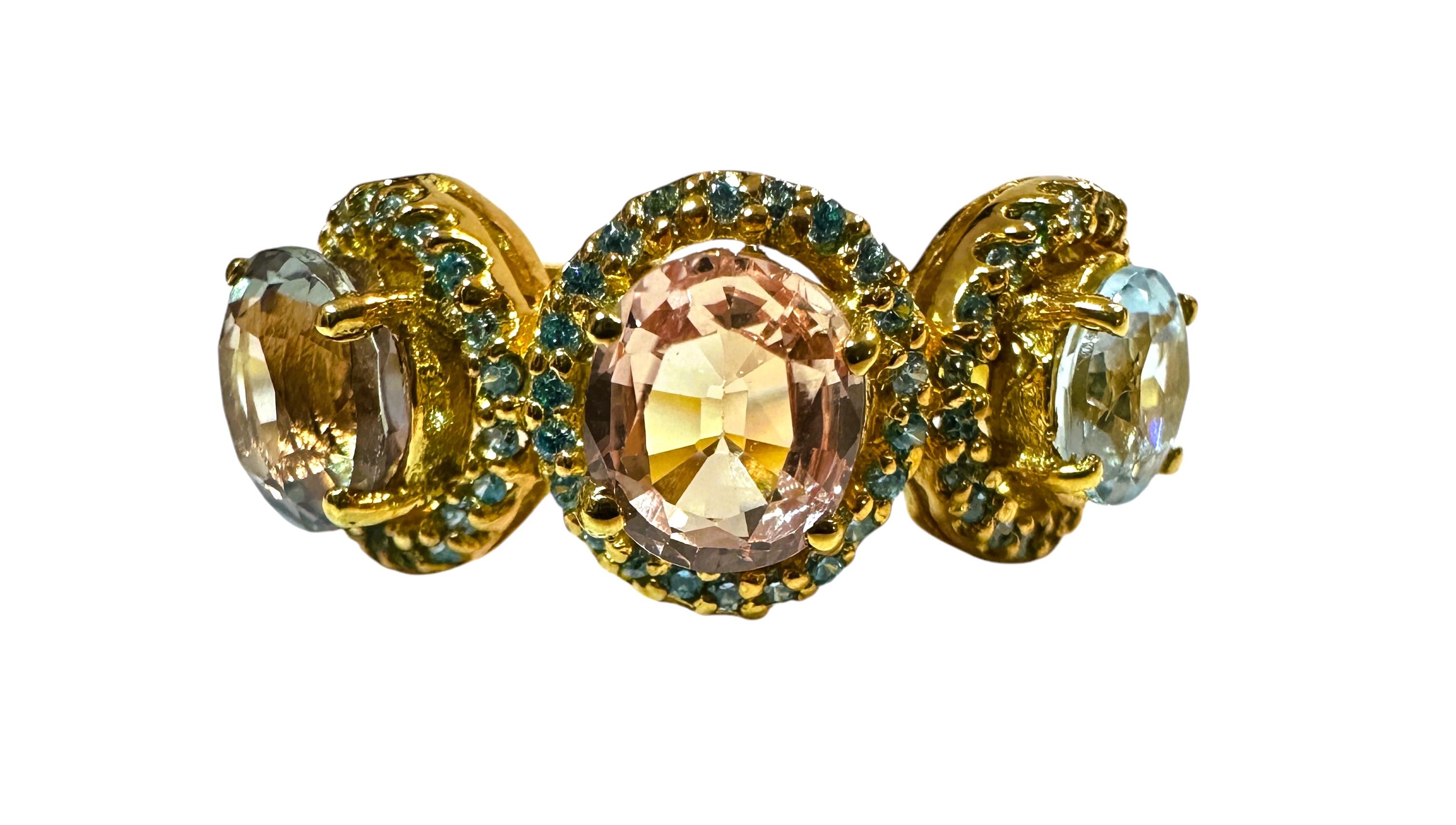 Cette bague est tout simplement magnifique !  Les combinaisons de couleurs sont superbes.  C'est une taille 6.5.  Il comporte 3 saphirs pastel de couleur pêche, violette et bleue.  Les 3 pierres de taille ovale mesurent 6,8 x 6 mm et totalisent 4,10