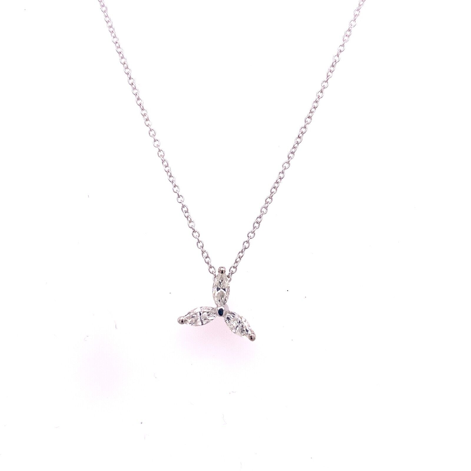 Taille Marquise Nouveau pendentif marquise à 3 pierres en or blanc 18 carats sur chaîne en vente