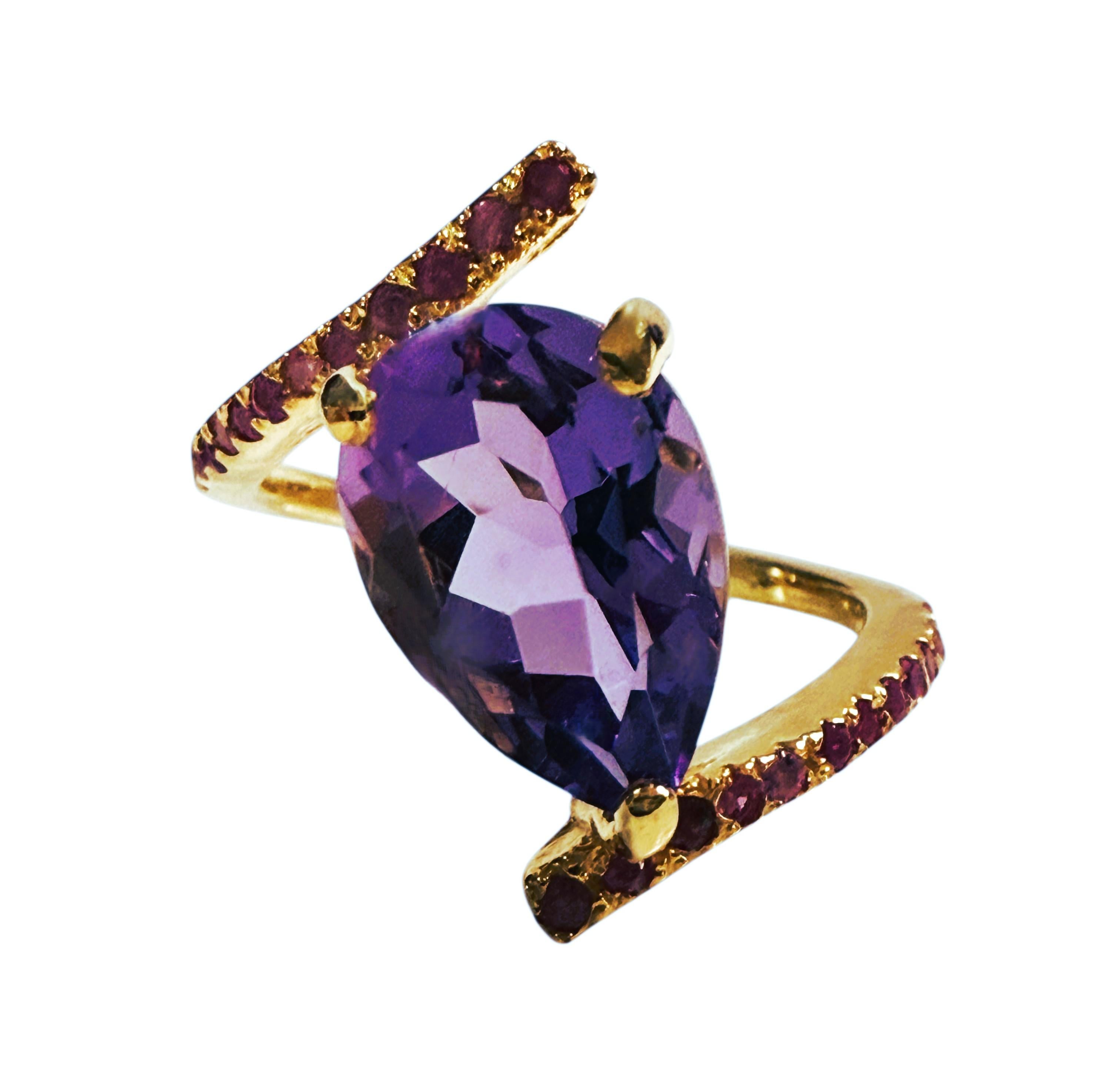 Me encanta este anillo por su diseño asimétrico.  El anillo es de la talla 7. Esta piedra procede de África.   Es una hermosa piedra tallada en forma de pera y tiene 3,0 quilates.  Es una piedra de muy alta calidad.  Mide 12 x 8 mm.  En la banda hay