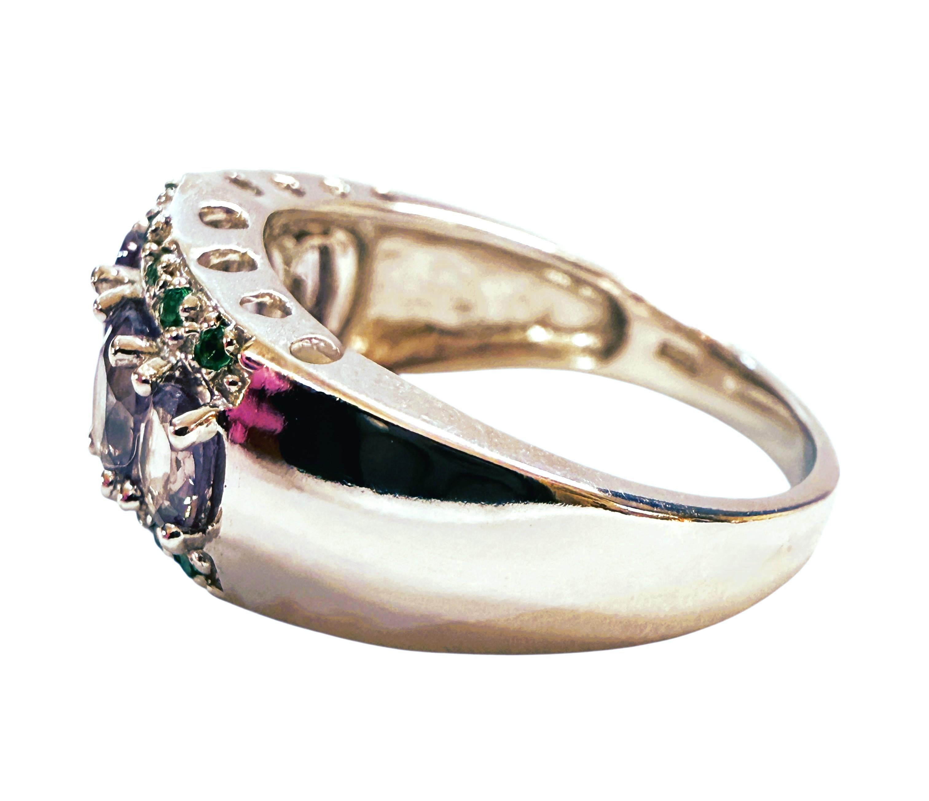 Questo anello è semplicemente stupendo.  Ha 5 pietre di alessandrite che cambiano colore. L'anello è una misura 7.  Le pietre provengono dall'Africa e sono davvero squisite. Cambiano colore tra il viola e il blu a seconda di ciò che indossi.  Le