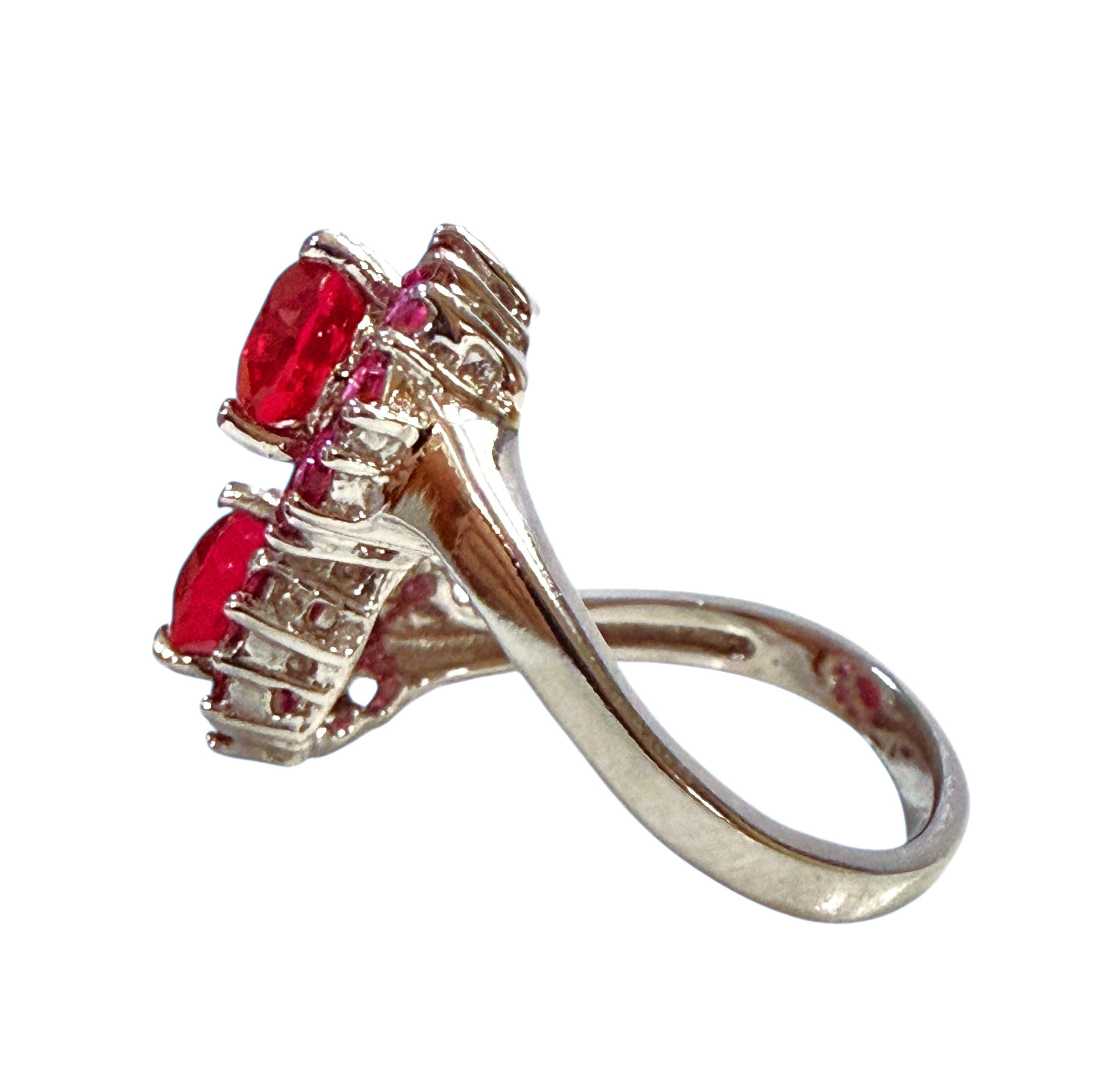 Art Déco Nuovo anello in sterling con zaffiro rosso da 3,50 carati e zaffiro tagliato a diamante, misura 6,25 in vendita