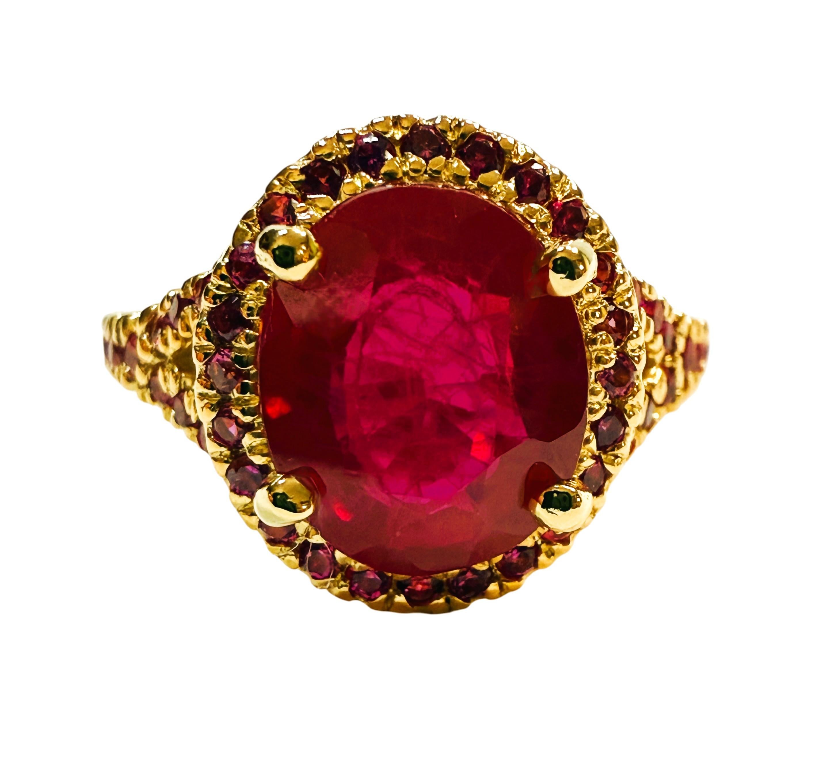 Cette bague est tout simplement magnifique.  Il s'agit d'une taille 7.  La pierre provient d'Afrique.  La bague est ornée d'un saphir ovale de 3.50 carats.  Il mesure 10,2 x 8,7 mm.   Il est entouré de magnifiques saphirs rouges taillés en diamant,