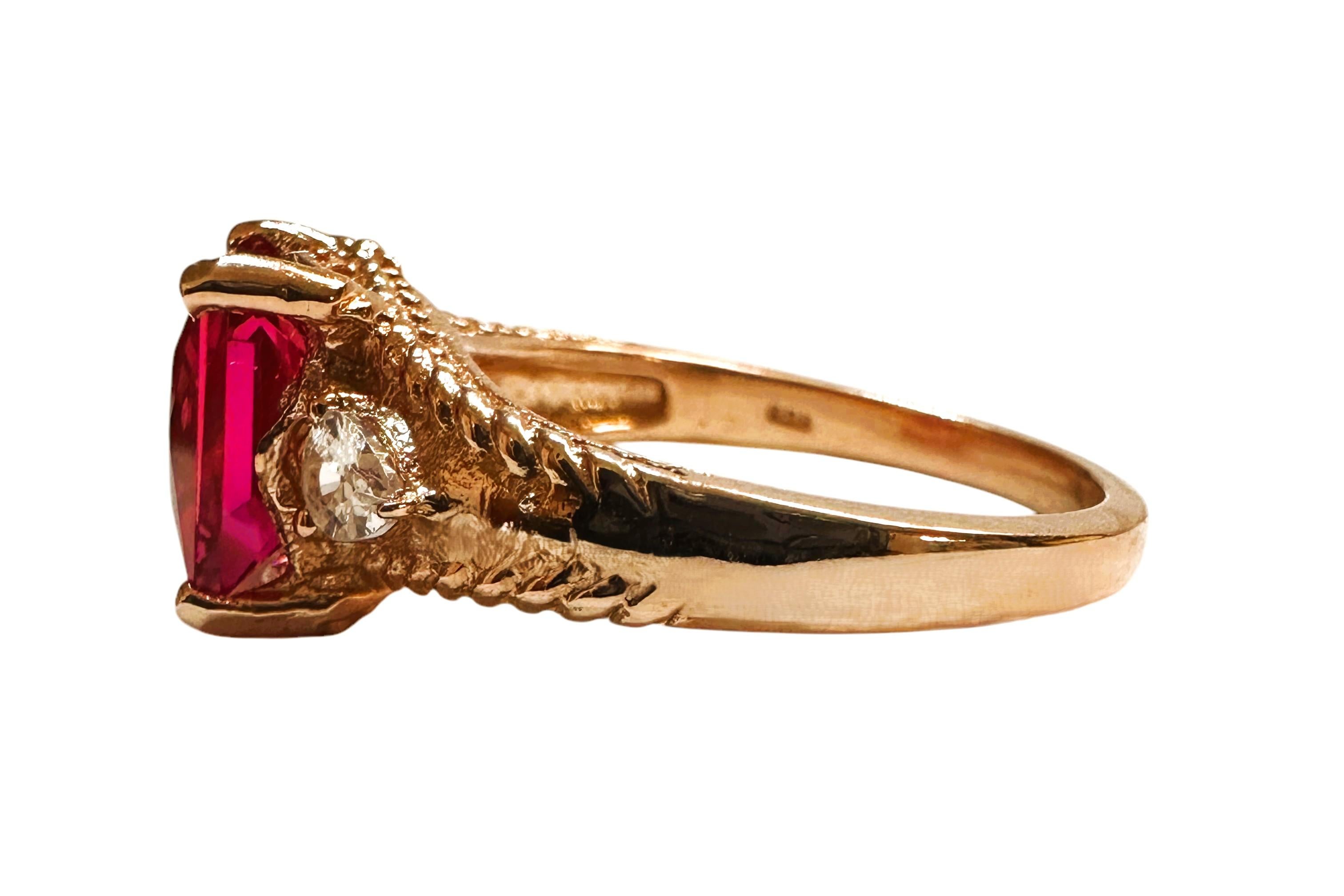 La piedra procede de Srti Lanka y es simplemente exquisita. Es un zafiro rosa y tiene 3,6 quilates.  Es una piedra de talla princesa, mide 8 x 8 mm y tiene hermosos zafiros blancos talla pera flanqueando la piedra a cada lado.  Están engastadas en