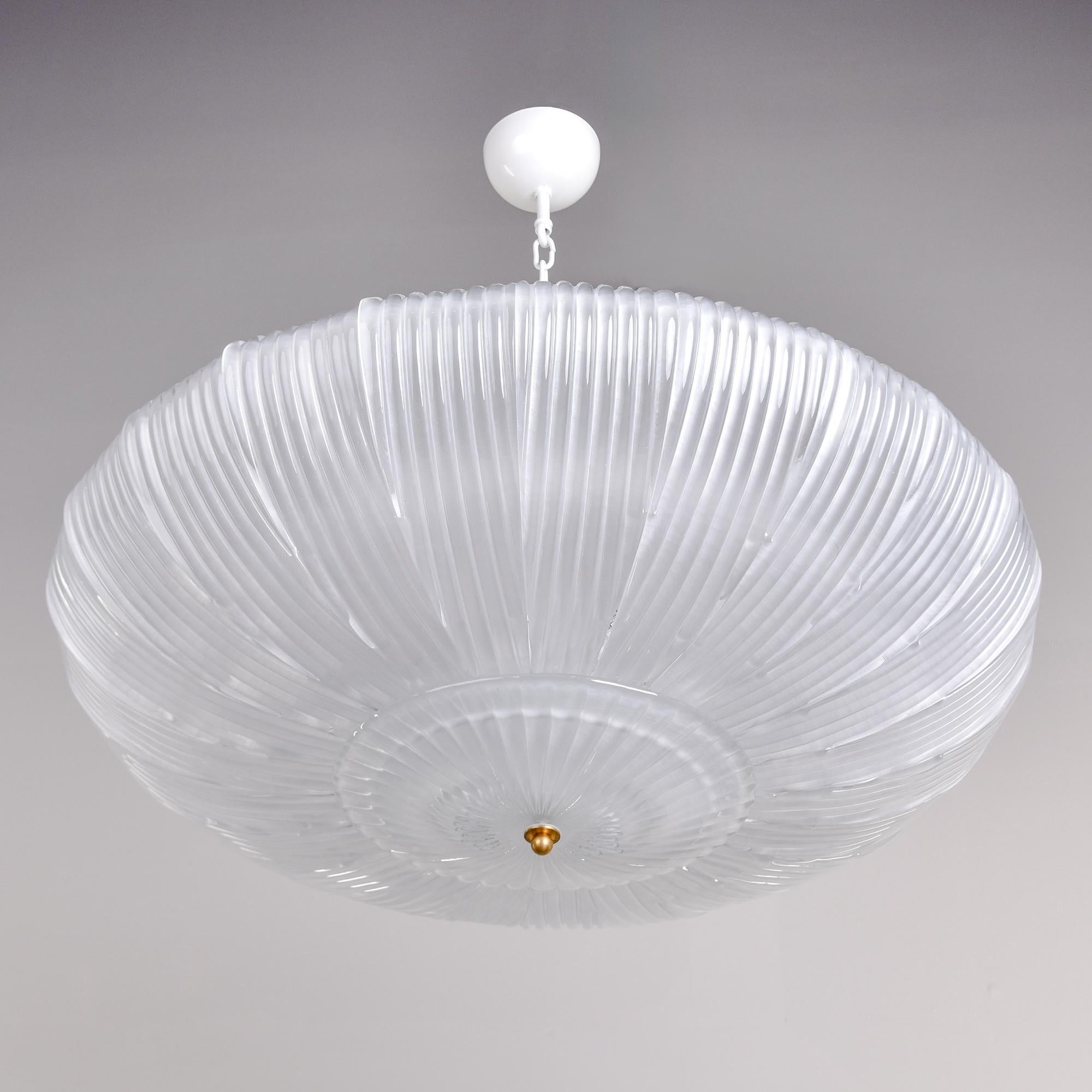 Il s'agit d'un nouveau luminaire encastré à six lumières fabriqué en Italie avec du verre de Murano. Le luminaire de 36 pouces de diamètre est doté d'une armature métallique qui supporte plusieurs pétales en verre de Murano semi-opaque, courbés et