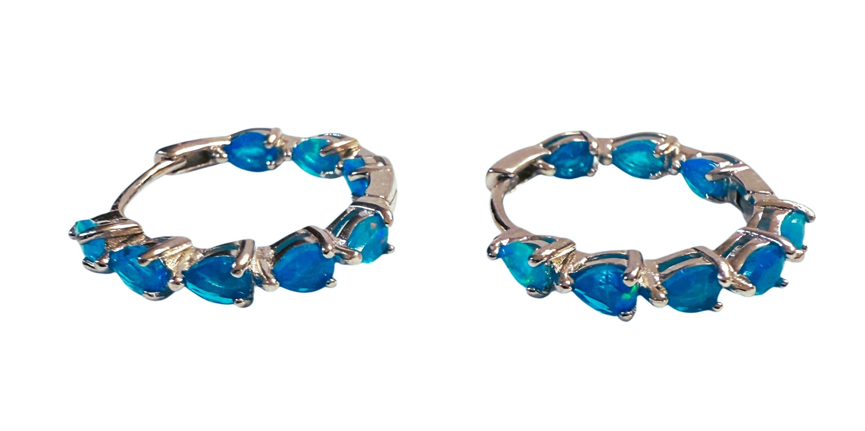 Diese Ohrringe sind einfach wunderschön!  Was für ein einzigartiges Design mit Steinen auf der Vorderseite und auf der Innenseite der Rückseite.  Das sieht man nicht sehr oft.  Jeder Ohrring besteht aus neun 4 x 3 mm großen äthiopischen blauen