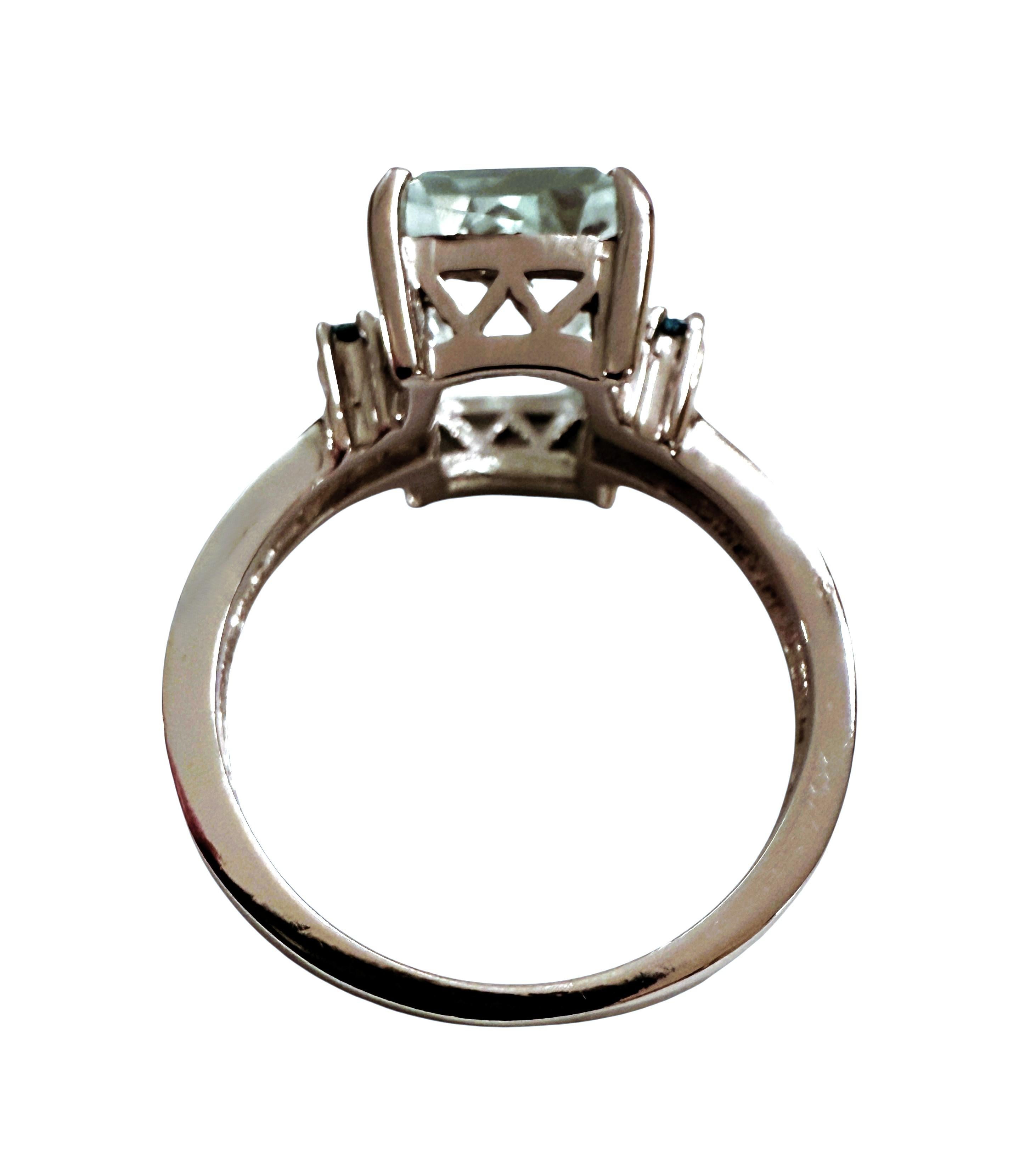 La pierre provient du Brésil et est tout simplement exquise. La bague est une taille 6.25.  La pierre est une aigue-marine de taille émeraude et pèse 3.80 carats. Il mesure 10,8 x 7,6 mm et est orné de saphirs bleus néon taillés en diamant sur les