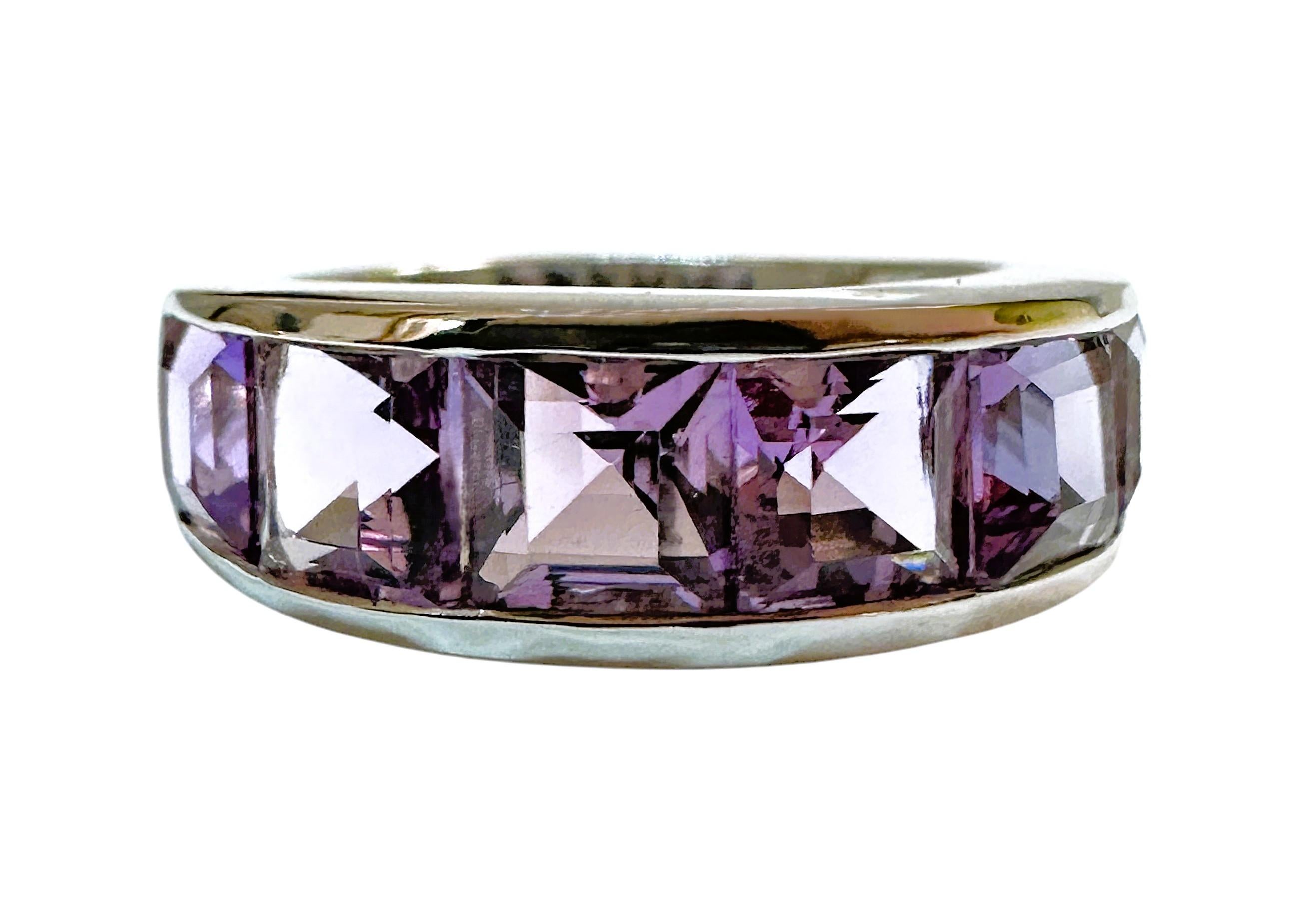 Les pierres proviennent du Brésil et sont magnifiquement taillées et exquises.  Il s'agit de pierres d'améthyste de taille graduée, totalisant 3,90 carats et dont les trois pierres centrales mesurent 5 x 5 mm.   Les deux pierres terminales mesurent