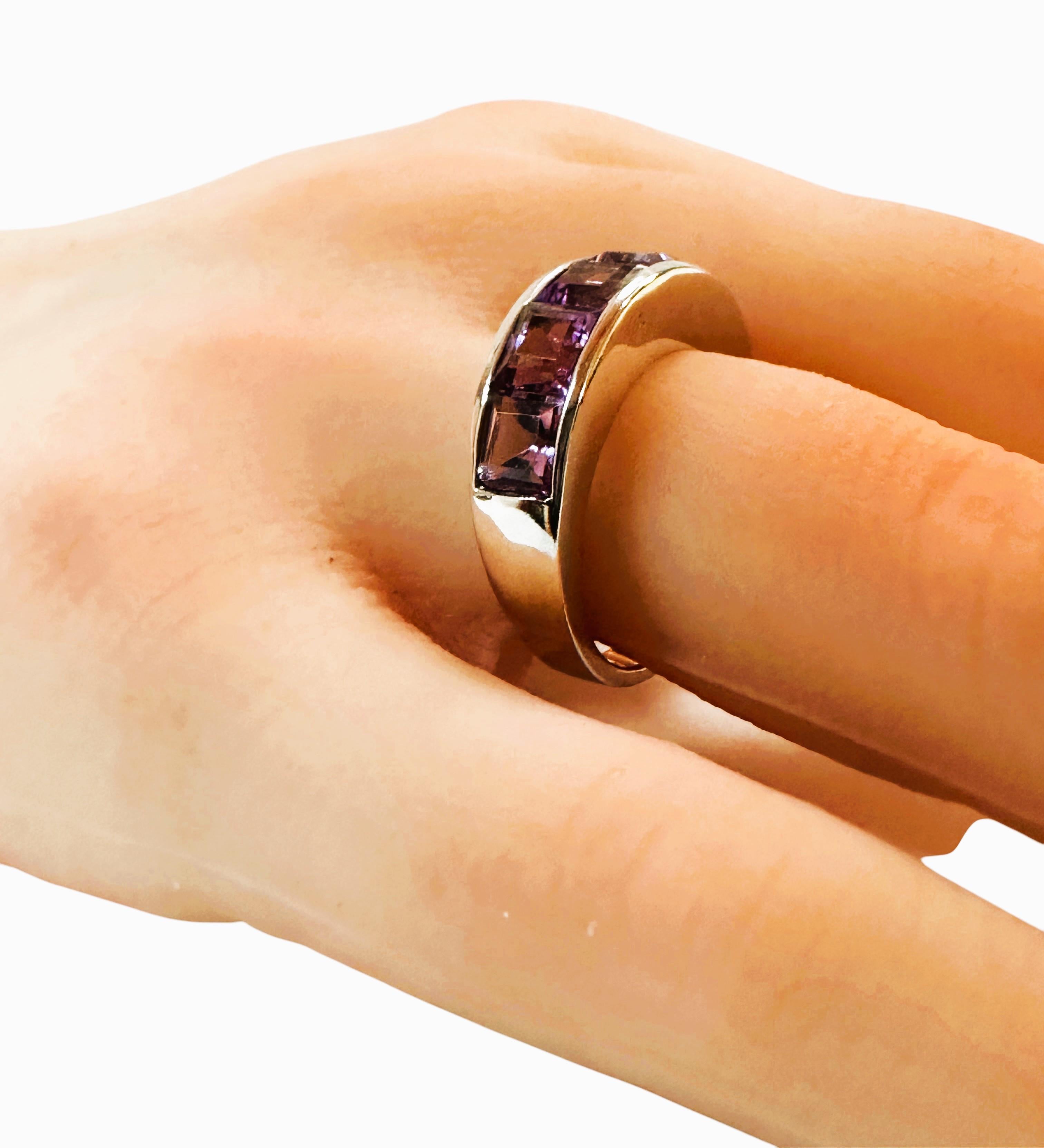  New 3.90 Carat Graduated Channel Set Princesse Cut Purple Amethyst Sterling Ring Pour femmes 