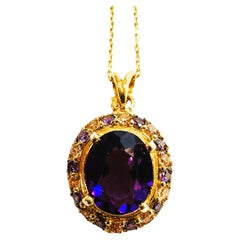 Nuevo Zafiro Violeta de 4,02 Quilates y Zafiro talla Diamante Y Collar de Oro
