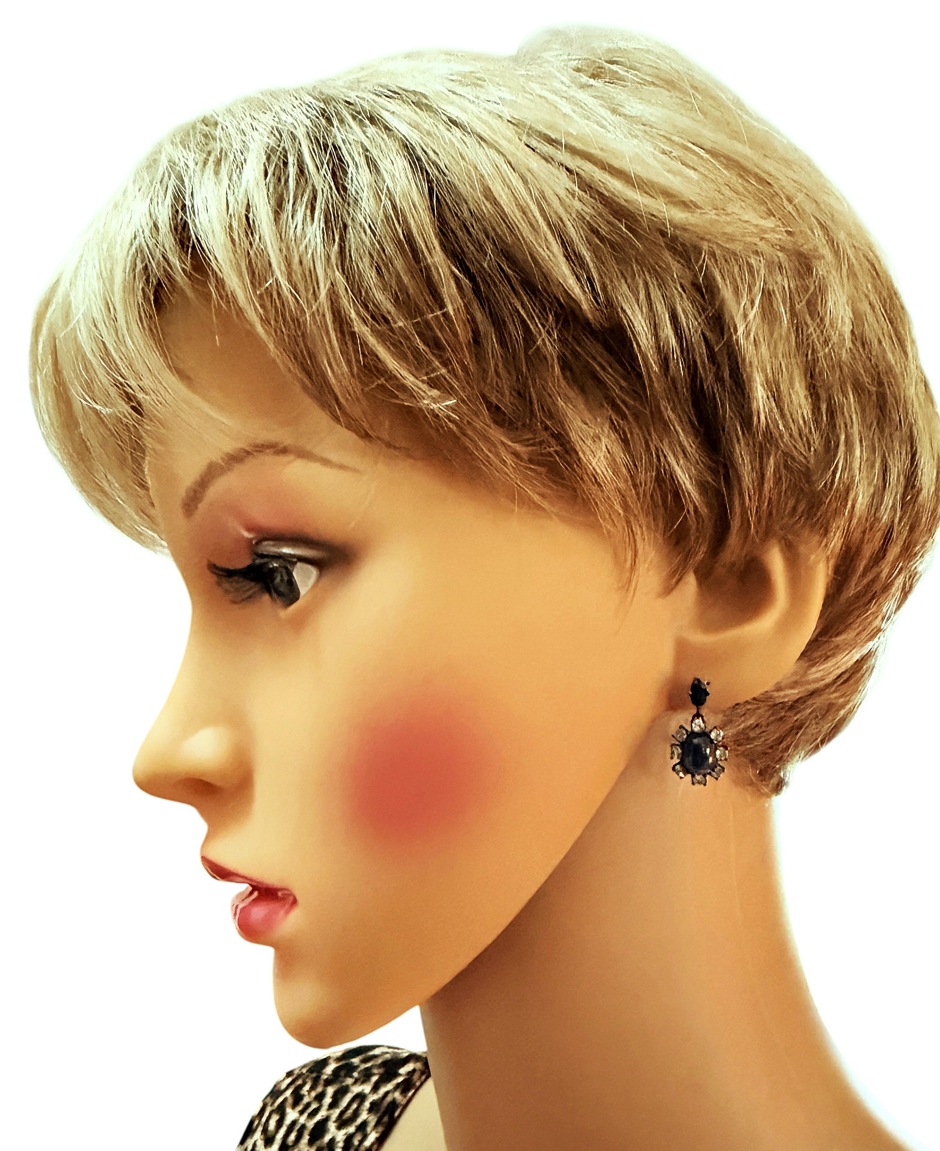 Diese Ohrringe sind einfach wunderschön!  Die Steine sind blaue Saphir-Cabochons und haben jeweils 2,07 Karat.  Jeder Stein misst 8 x 6 mm und ist von blauen Topas-Steinen im Diamantschliff umgeben.  Es sind Ohrstecker mit einem ovalen Saphir an der