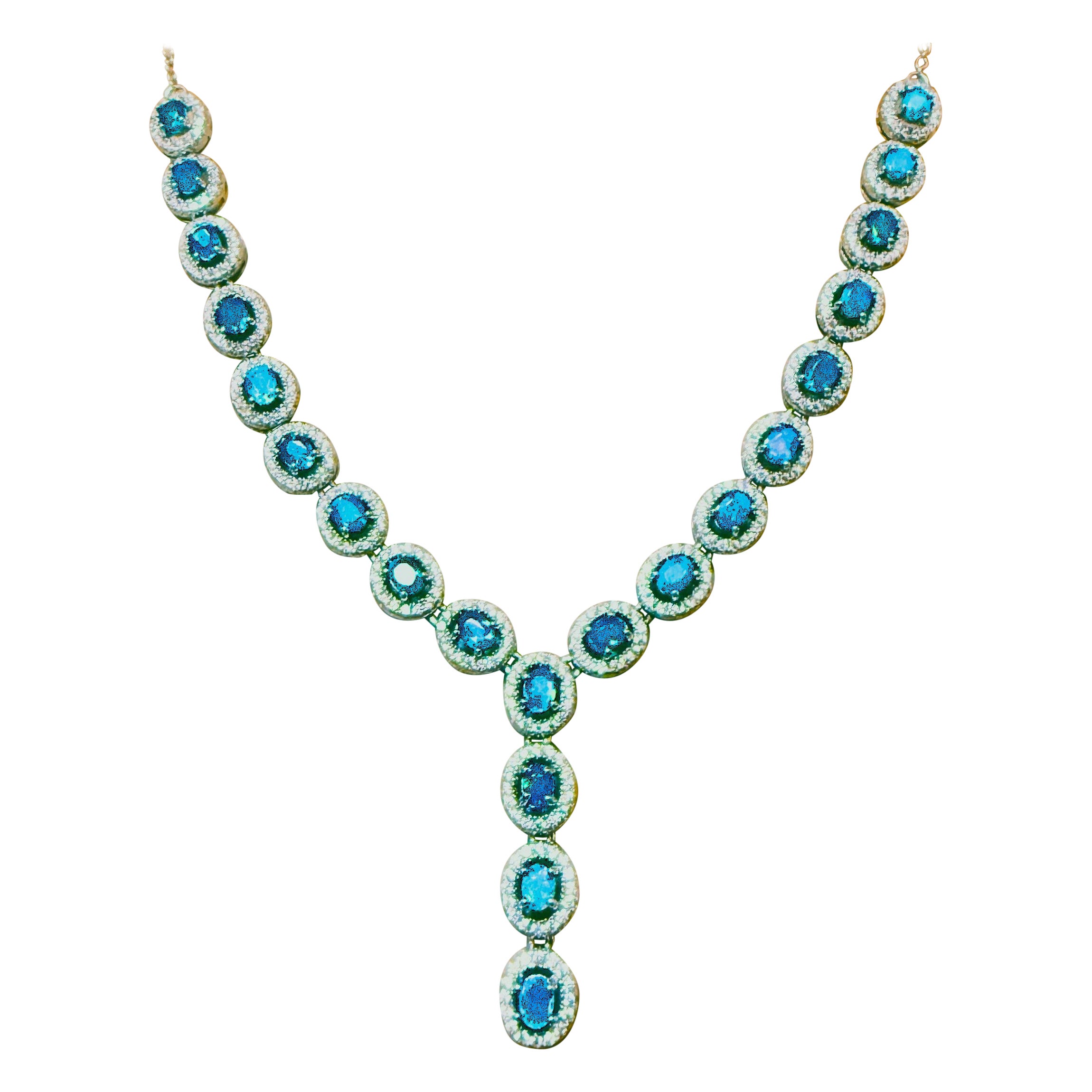 Este collar es precioso y tiene un diseño fabuloso.  Es un collar realmente glamuroso.  Las piedras de ópalo azul proceden de Etiopía, son de talla oval y miden 4 x 3 mm.  Hay 22 ópalos azules y suman 4,18 quilates.  Los ópalos están rodeados de