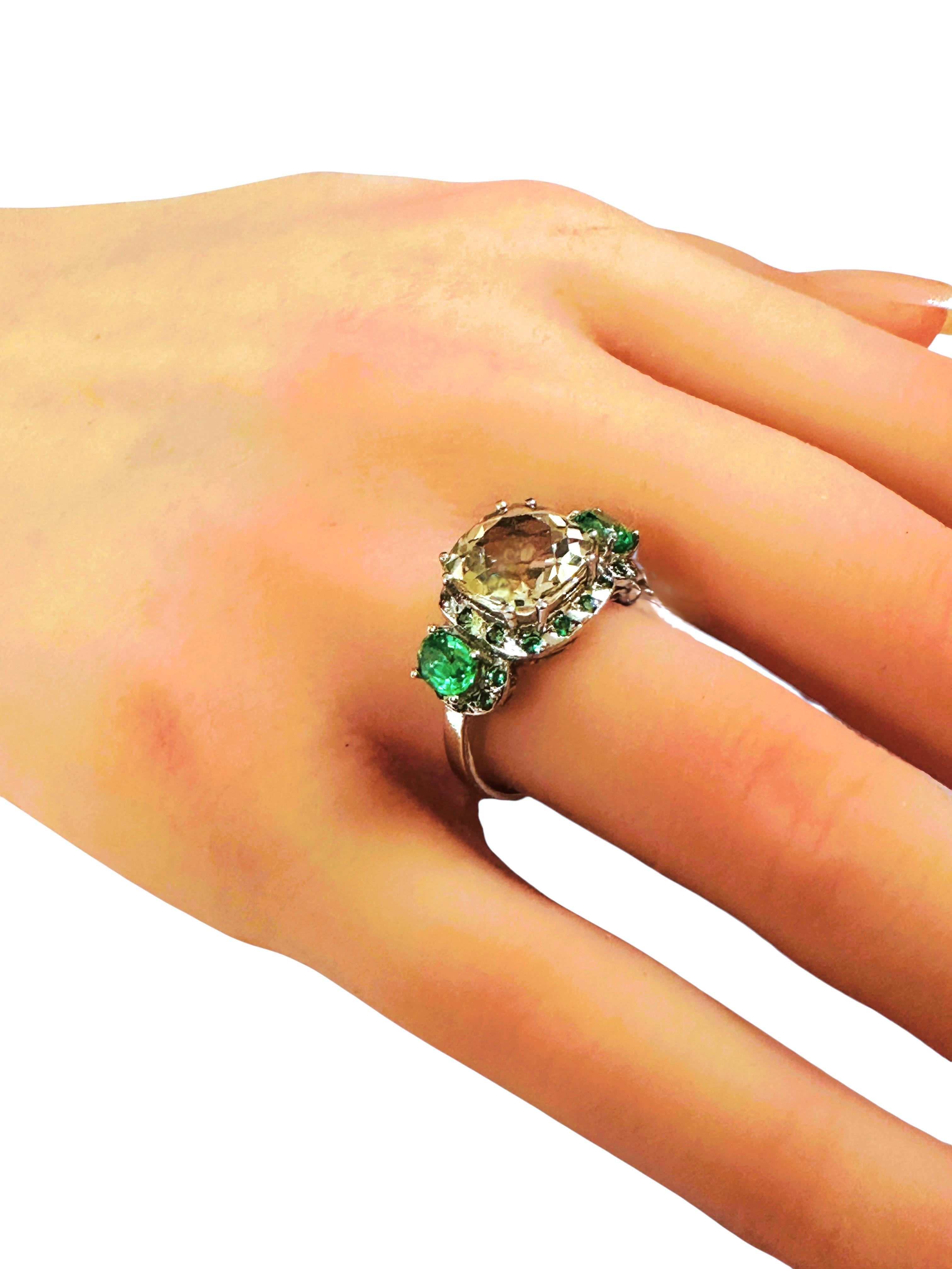 New 4.25 Carat Green Sapphire & Diamond Cut Tsavorite Sterling Silver Ring in vendita 1