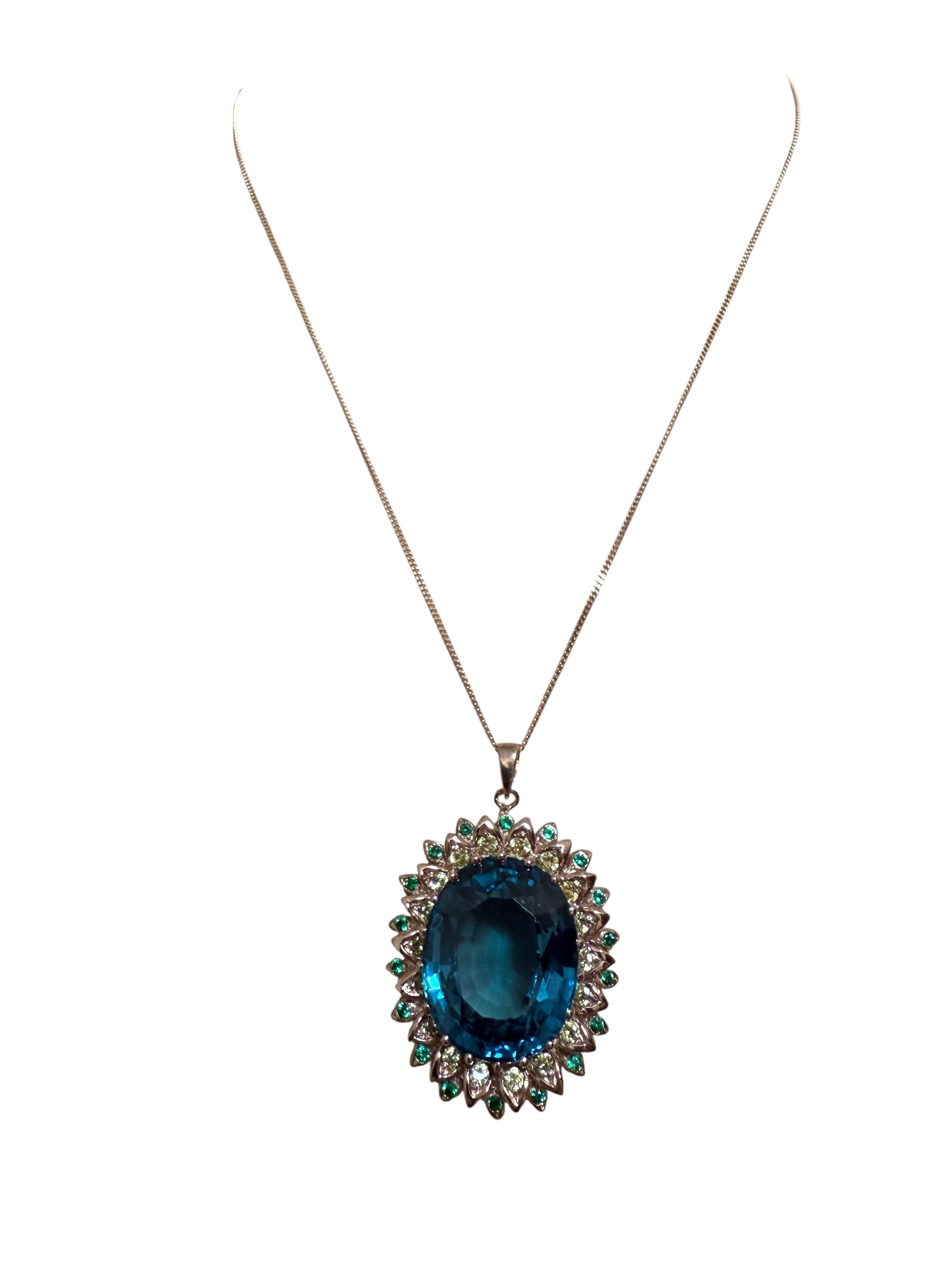Was für ein wunderschöner Anhänger!  Es ist einfach atemberaubend!  Der Stein stammt aus Afrika und ist einfach exquisit. Der Stein ist ein großer oval geschliffener Londoner Blautopas und hat 44 Karat.  Er misst 23 x 19 mm und ist von gelben