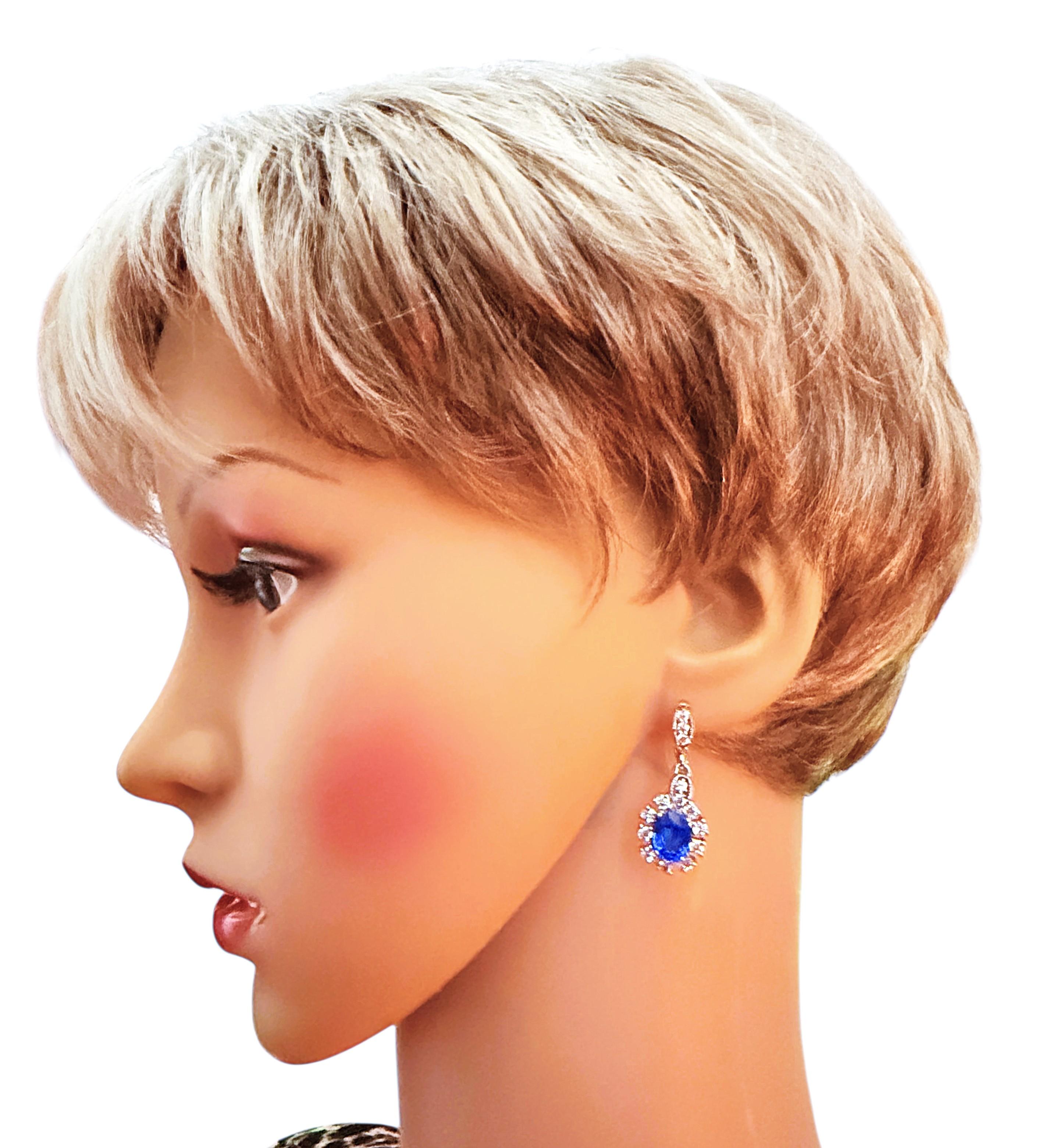 Diese Ohrringe sind einfach wunderschön!  Die Steine sind oval geschliffene neonblaue Topase mit einem Gewicht von jeweils 2,20 Karat, insgesamt 4,40 Karat für beide Ohrringe.  Jeder Stein misst 8,8 x 7 mm.  Sie sind von weißen Saphiren im