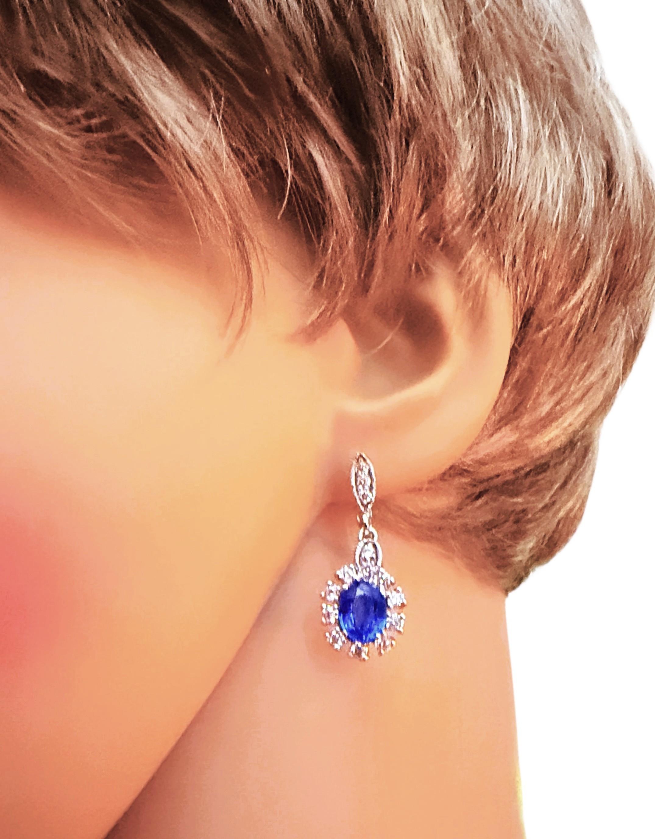 Neu 4,40 Karat Neonblauer Topas & Diamantschliff Saphir Ohrringe Sterling baumeln (Kissenschliff) im Angebot