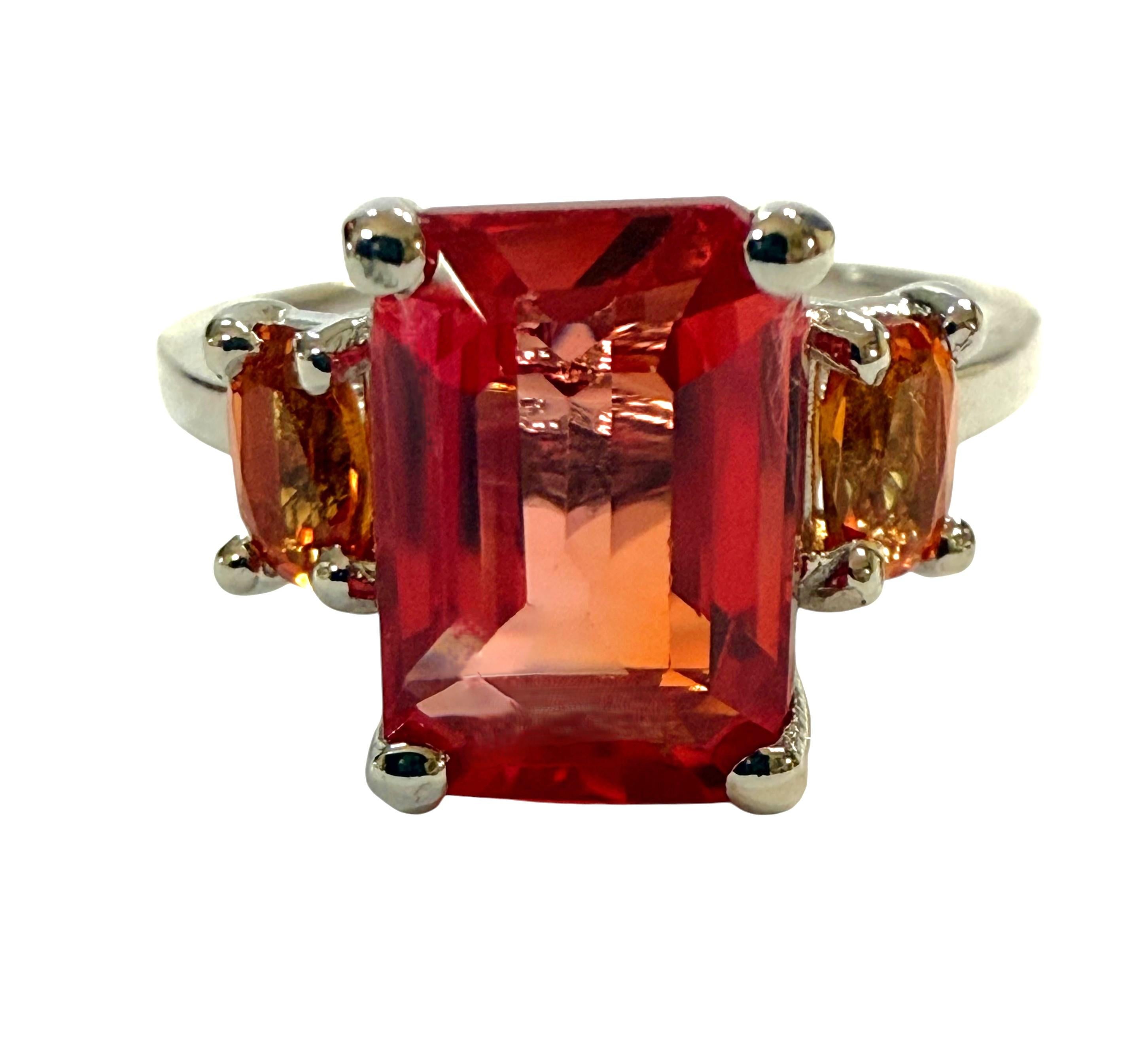 Quelle belle pierre dans cette bague !  La bague est une taille 6.75.  La pierre provient du Sri Lanka et est tout simplement exquise.  C'est une pierre très bien notée.  Il s'agit d'une pierre taillée en émeraude de 4.45 carats.   La pierre