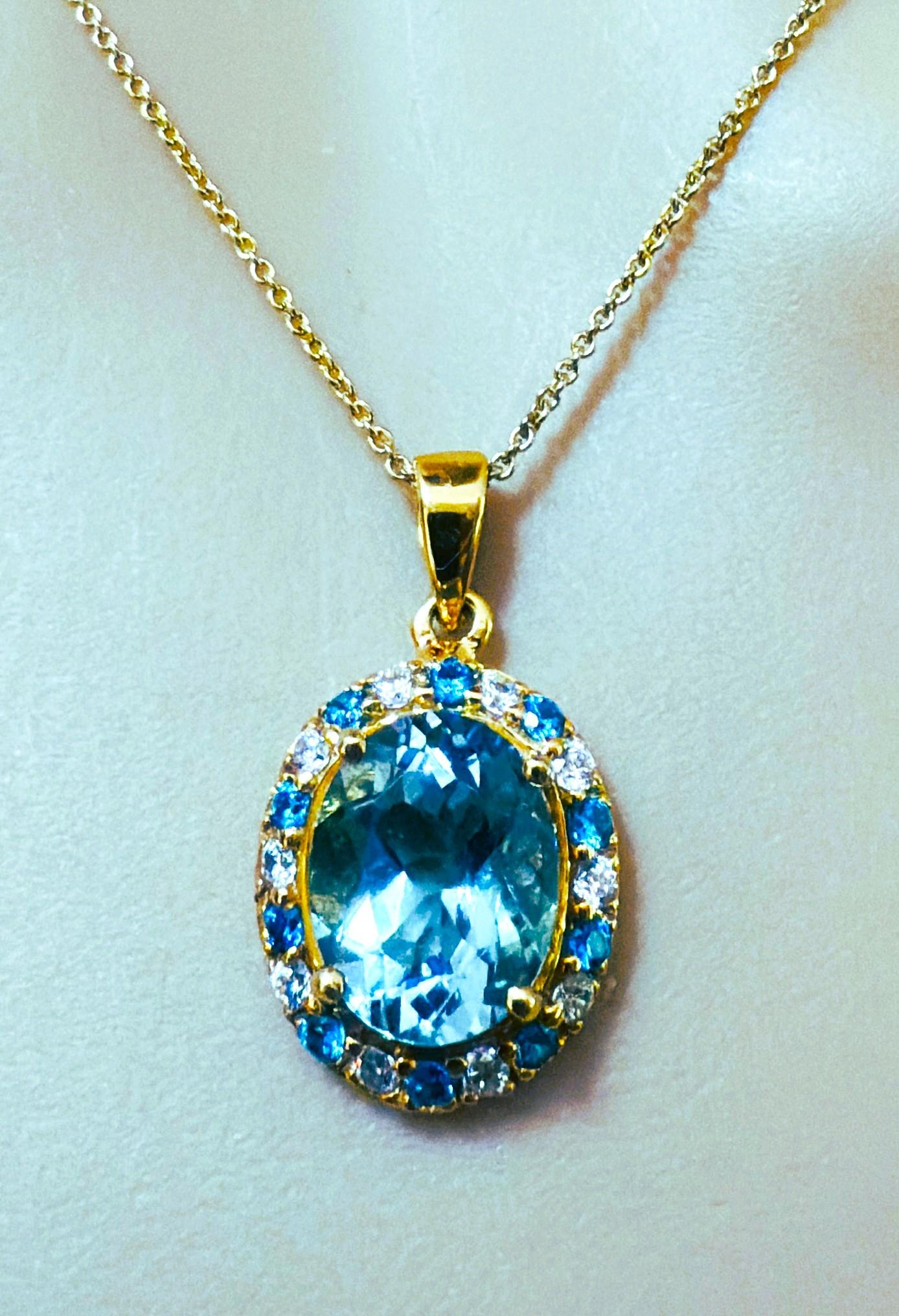 Der Stein stammt aus Brasilien und ist einfach exquisit. Der Stein ist ein Aquamarin im Ovalschliff und hat 4.5 Karat. Er misst 12,5 x 10 mm und ist von blauen und weißen Saphiren im Diamantschliff umgeben.  Sie sind alle in einer schönen Fassung