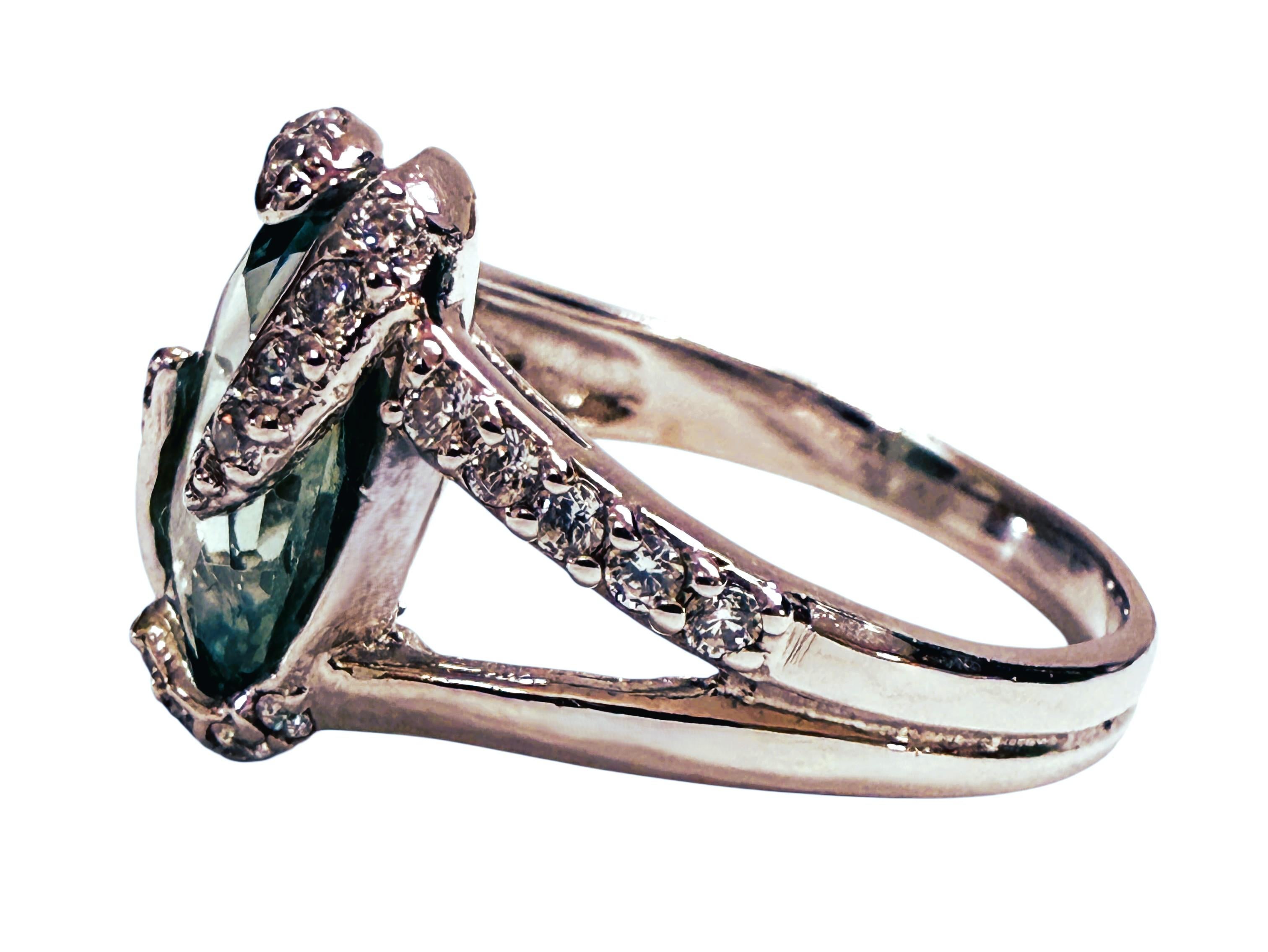 Der Ring ist einfach umwerfend!  Es ist eine Größe 6,25 Dieser Stein ist aus Afrika.  Es ist ein schöner ovaler Stein im Fancy-Schliff und hat 4.68 Karat.  Er misst 11 x 9 mm und ist von einem Wirbel aus diamantgeschliffenen weißen Saphiren umgeben.