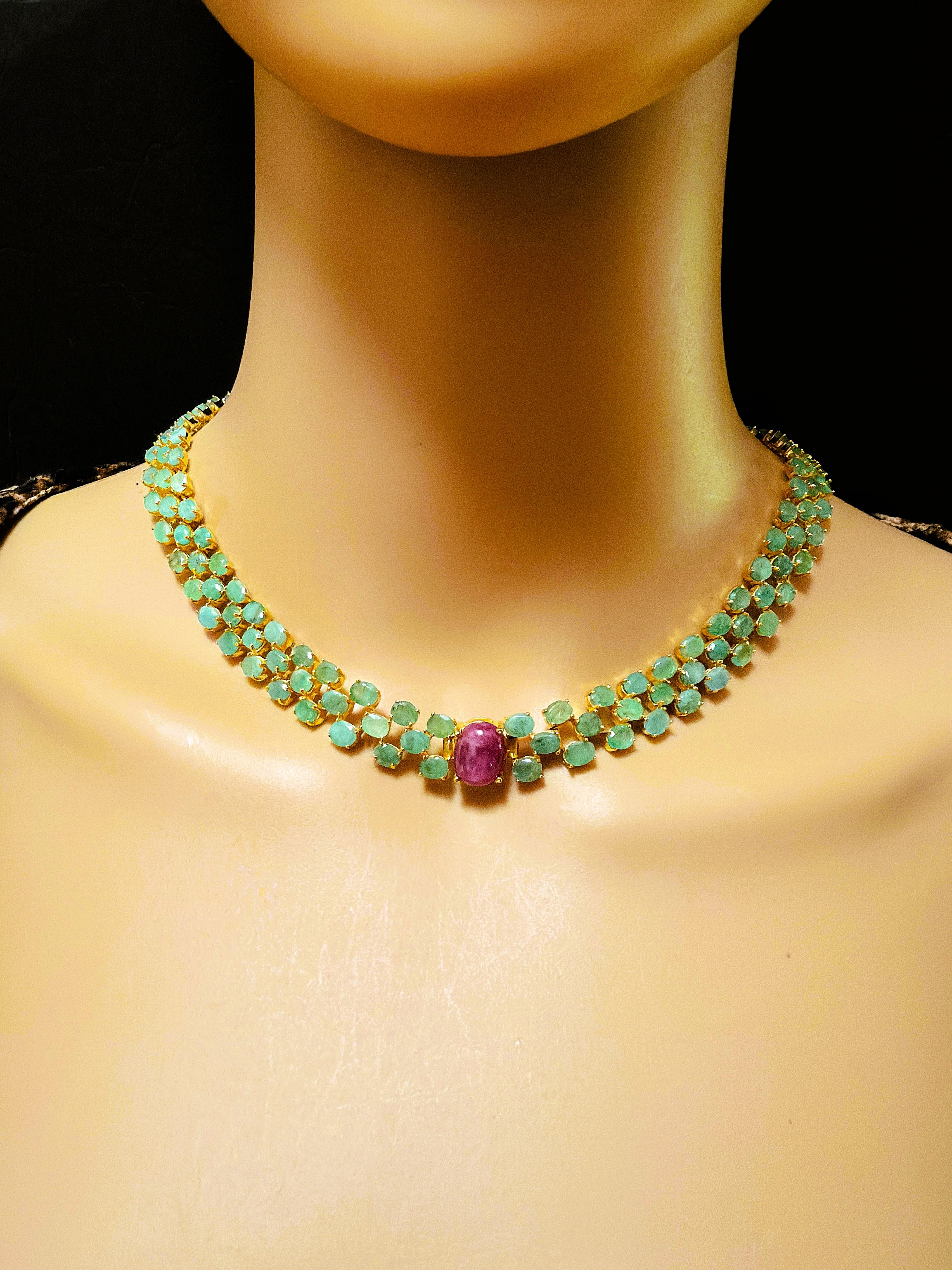 Questa collana è semplicemente stupenda. Questo è uno di quei pezzi che mi piacerebbe possedere.  È un pezzo molto versatile.  Puoi indossarlo come chocker o indossarlo a figura intera.  È regolabile da 17 a 19 pollici e ha una larghezza di 0,42