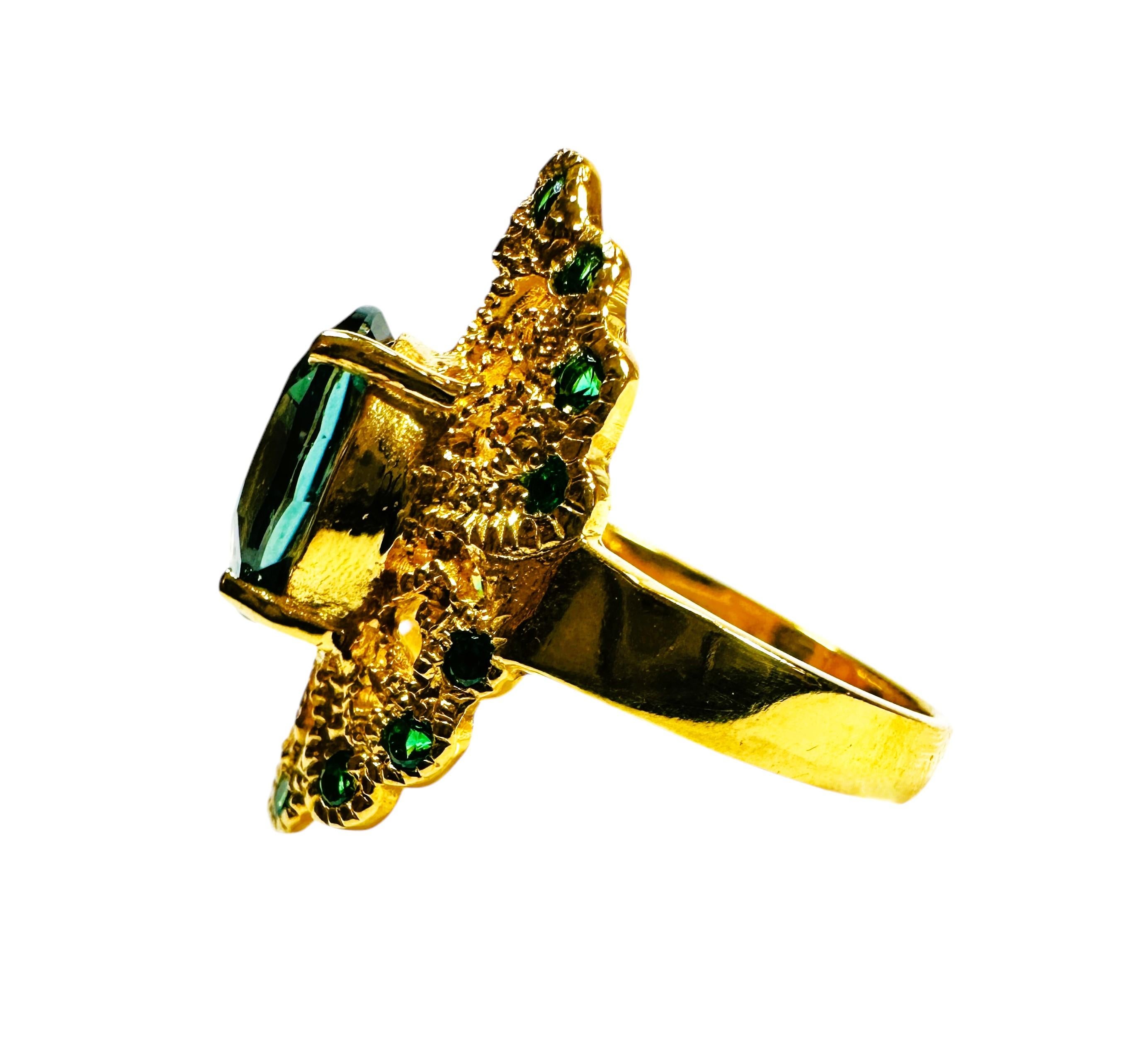La pierre provient d'Afrique et est tout simplement exquise. La pierre est un saphir vert lagon et pèse 4,80 cts.   Il est de la couleur d'une mer verte.  Tout simplement magnifique.   Il s'agit d'une pierre de taille ovale fantaisie mesurant 11,3 x