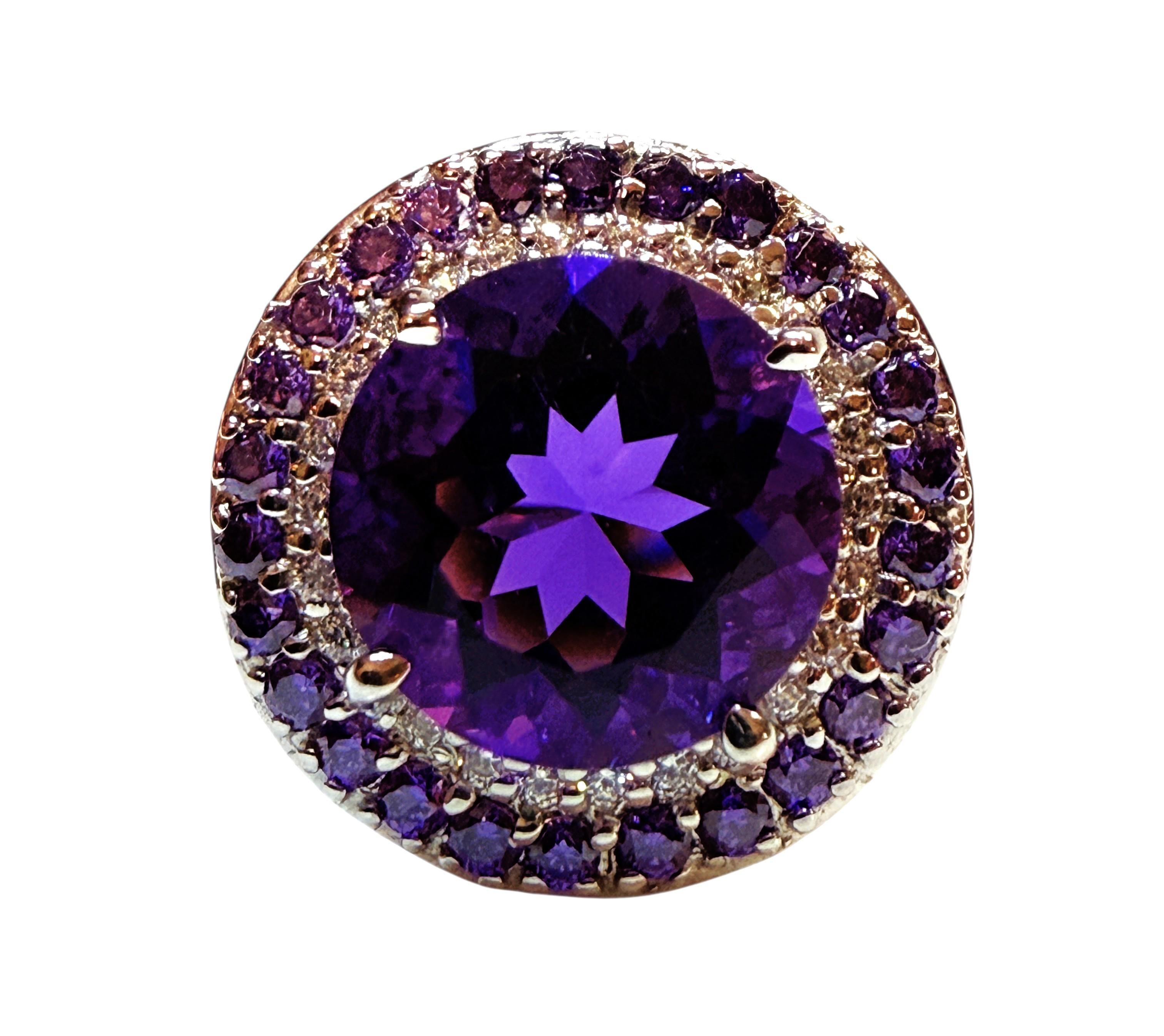 J'adore les magnifiques couleurs de cette bague.  La bague est de taille 7.0 et est tout simplement magnifique.  La pierre principale est une pierre ronde de 5.06 carats.  Il mesure 11 x 11 mm et est entouré de saphirs blancs taillés en diamant et