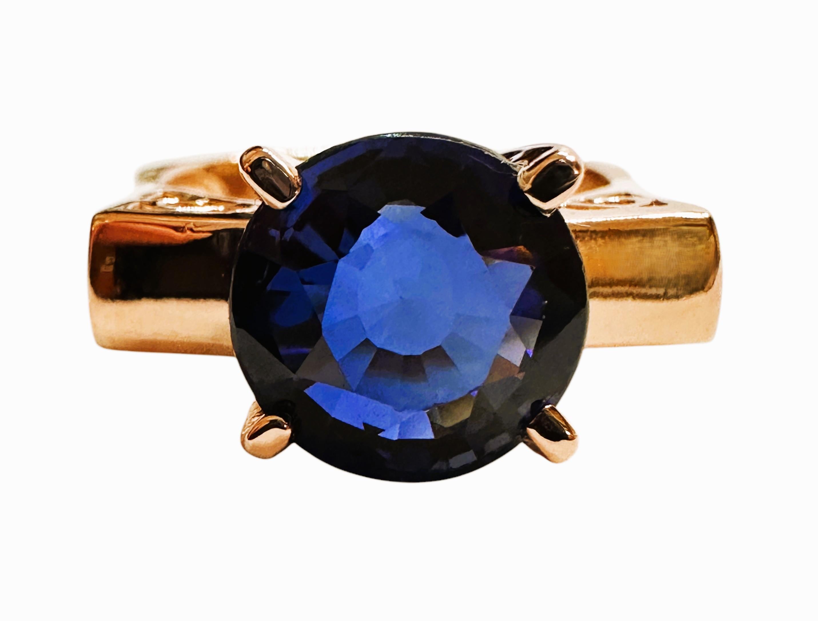 È un anello dal design davvero unico. L'anello è una misura 6.5. Queste pietre provengono dallo Sri Lanka. Si tratta di una bellissima pietra dal taglio rotondo, per un totale di 4,95 carati. È una pietra di altissima qualità.  La pietra principale