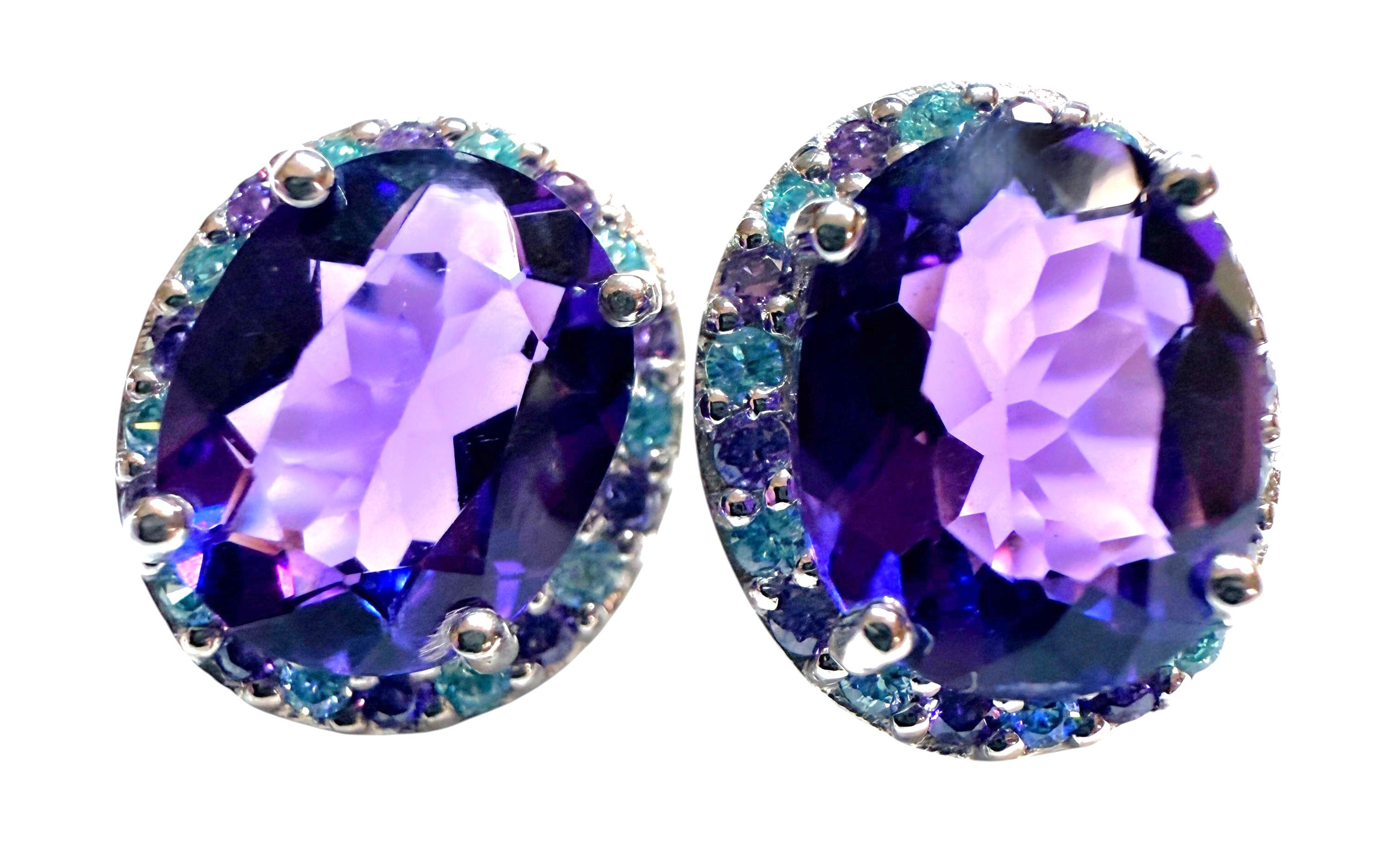 Ces boucles d'oreilles sont tout simplement magnifiques !  La combinaison des couleurs est fabuleuse. Les pierres proviennent du Brésil.  Il s'agit de magnifiques pierres de taille ovale de 2,50 carats chacune, pour un total de 5,0 carats. Ce sont
