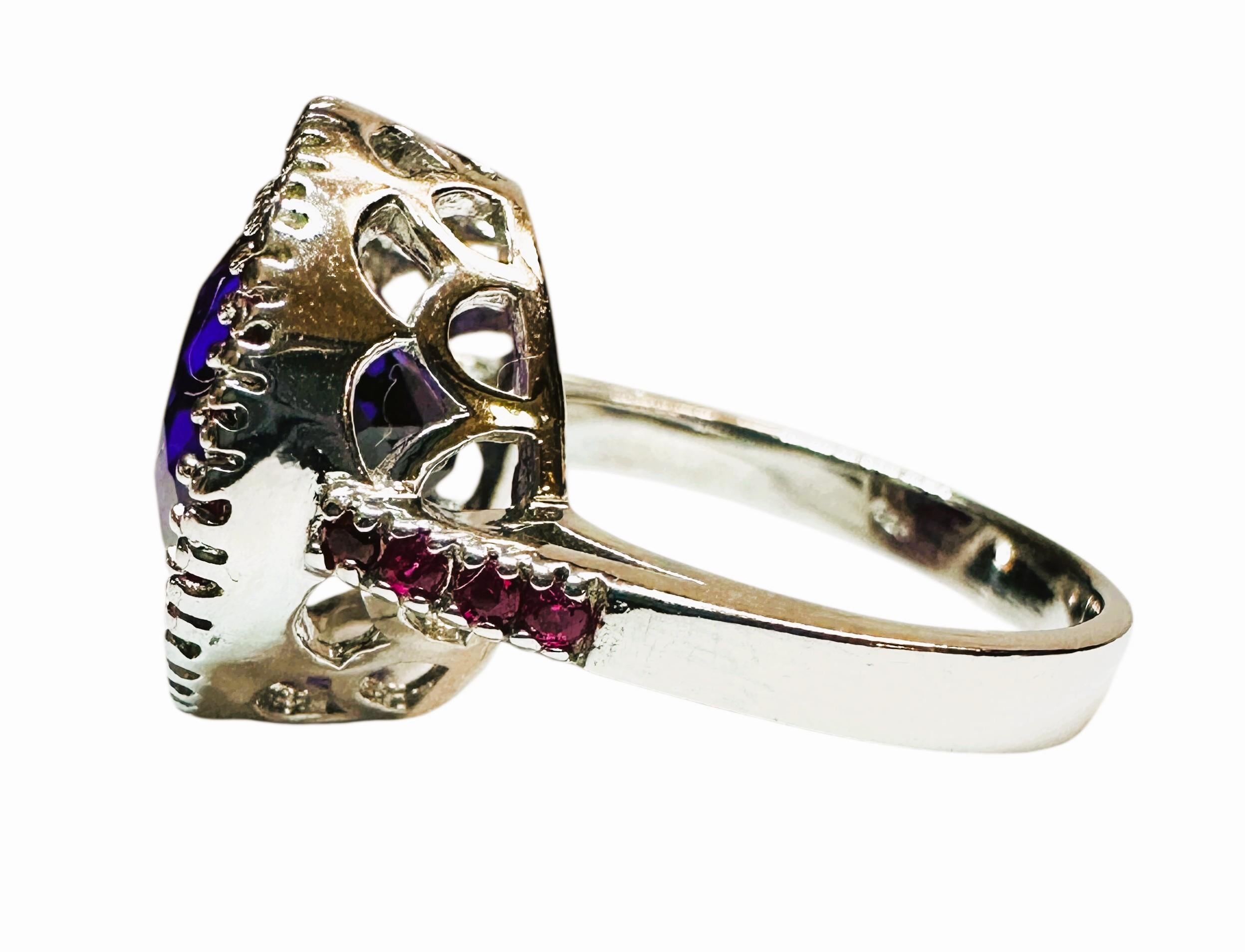 Me encantan los hermosos colores de este anillo.  El anillo es de la talla 7.0 y es sencillamente impresionante.  La piedra principal es redonda y mide 5.05 quilates.  Mide 11 x 11 mm y está rodeada de zafiros rosas talla diamante, que también