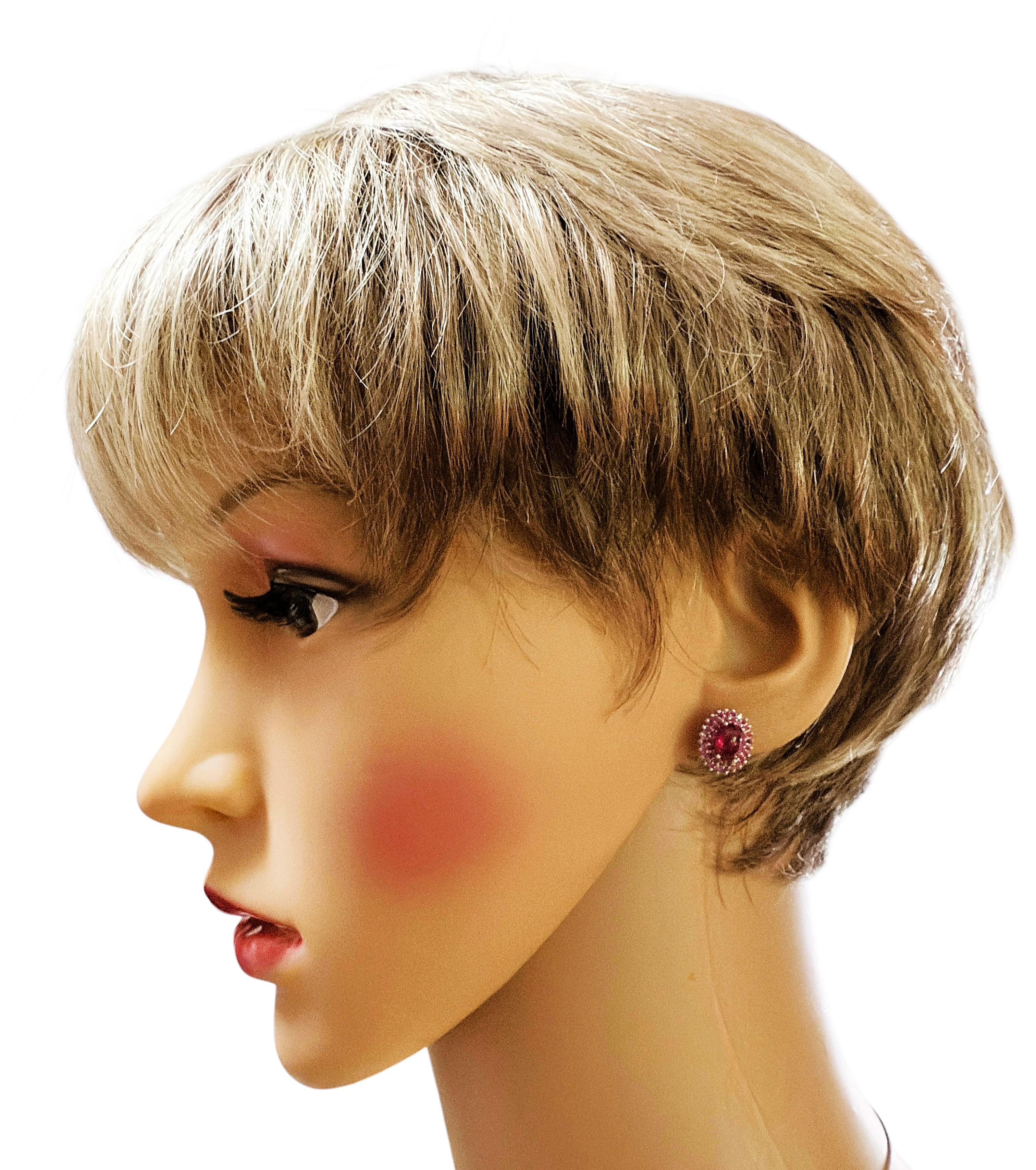 Ces boucles d'oreilles sont très cool.  Ils font leur propre déclaration.  Les pierres principales proviennent d'Afrique et sont tout simplement exquises. Ce sont des pierres de très haute qualité.  Les rubis sont des pierres cabochons de 2,54