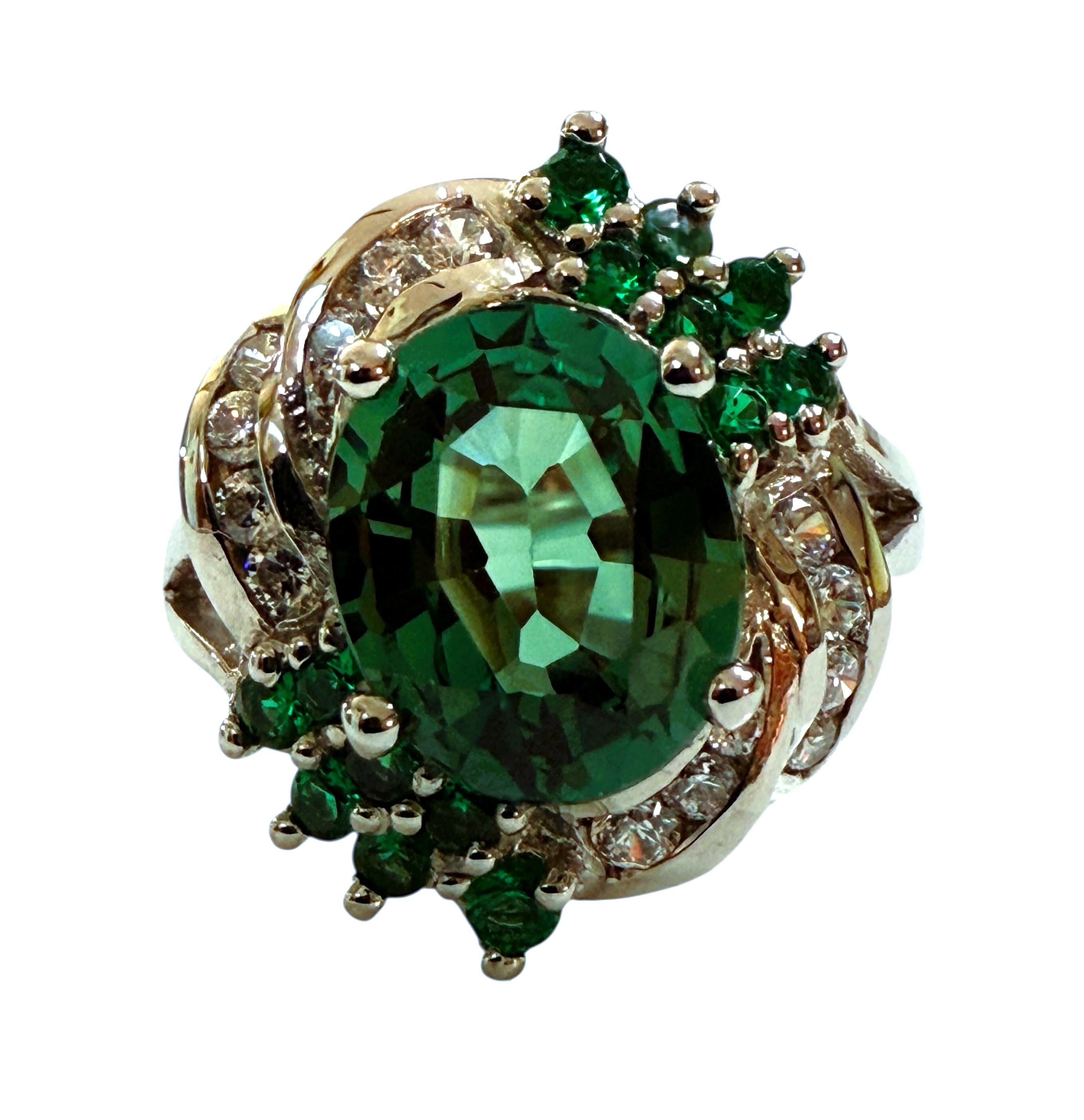 Der Ring ist einfach umwerfend!  Es ist eine Größe 6,75.  Dieser Stein stammt aus Afrika.  Es ist ein schöner ovaler Stein im Fancy-Schliff und hat 5.12 Karat.  Er misst 11 x 9 mm. Es ist in einem schönen 925 Sterling Silber Fassung mit Diamant