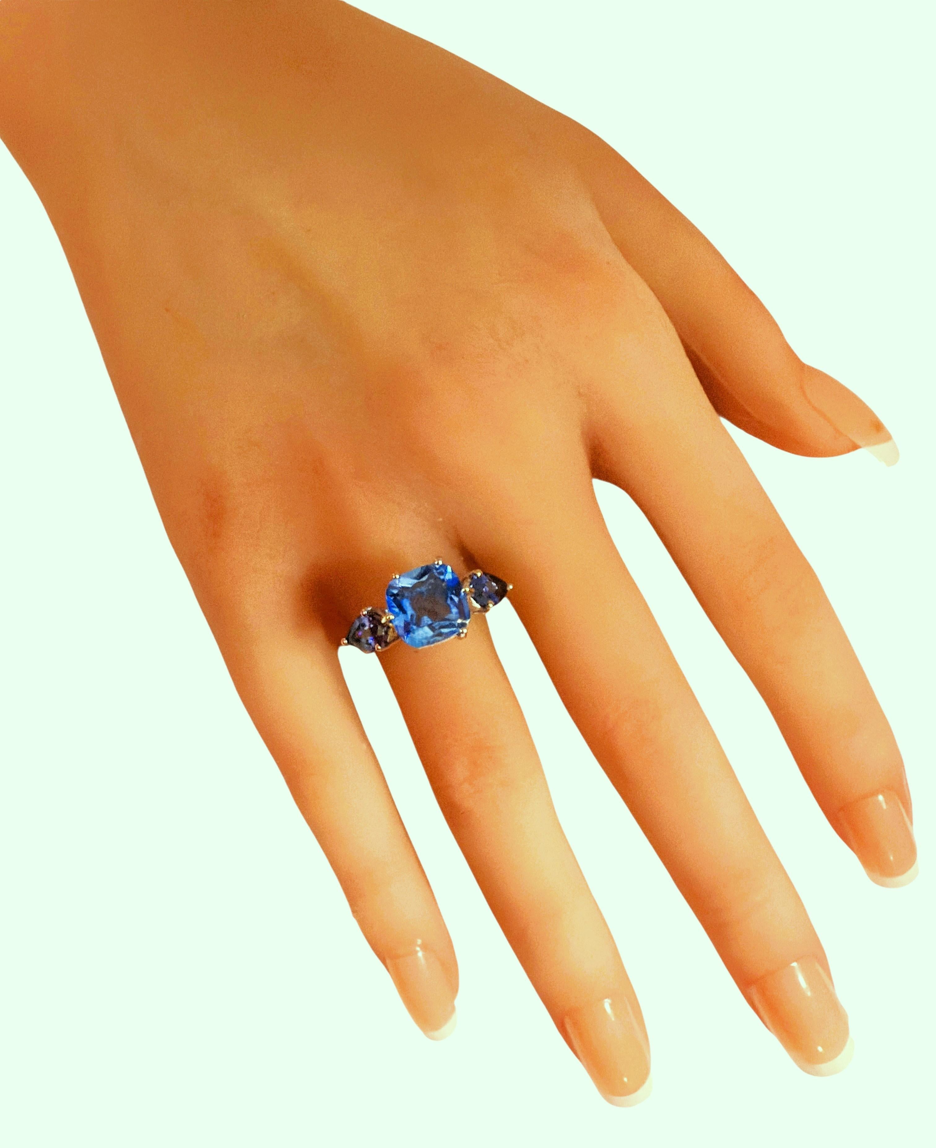 Ich liebe die Farbe dieses Steins.  Es ist einfach so brillant.  Der Ring hat die Größe 6.  Der Stein stammt aus Afrika.  Er ist ein Stein im Kissenschliff und hat 5,12 Karat.   Der Hauptstein ist 9,3 x 9,3 mm groß.  Auf beiden Seiten befindet sich