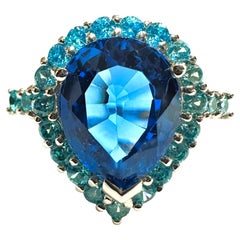 Bague neuve avec topaze taille poire de 5,25 carats et saphir bleu taille diamant