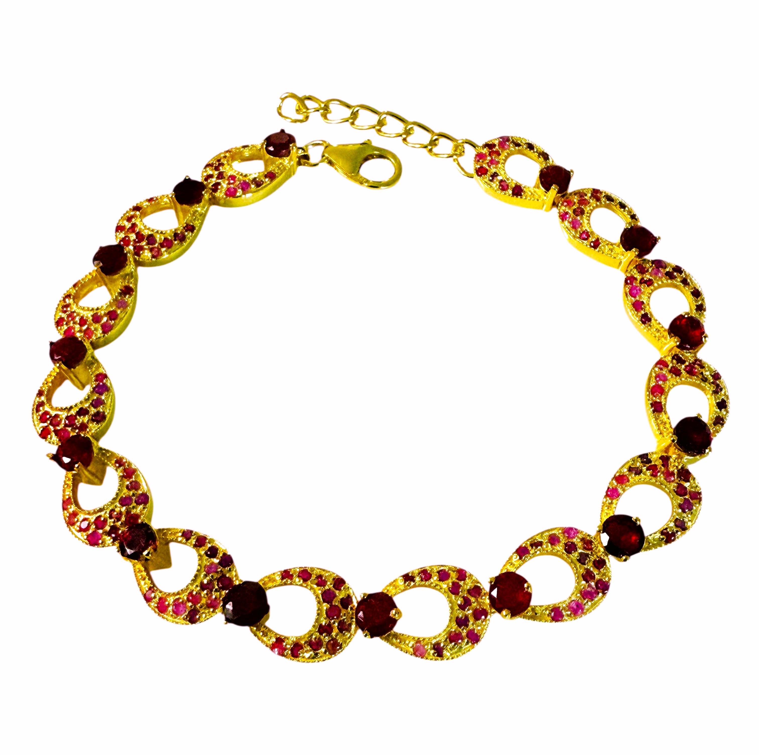 Ce bracelet est vraiment magnifique.  Il s'agit d'un véritable bracelet glamour.   Les pierres proviennent d'Afrique et comprennent 14 rubis de taille ronde mesurant 4 mm et totalisant 3,5 carats.  Il y a également 182 petits rubis mesurant 1,25 mm