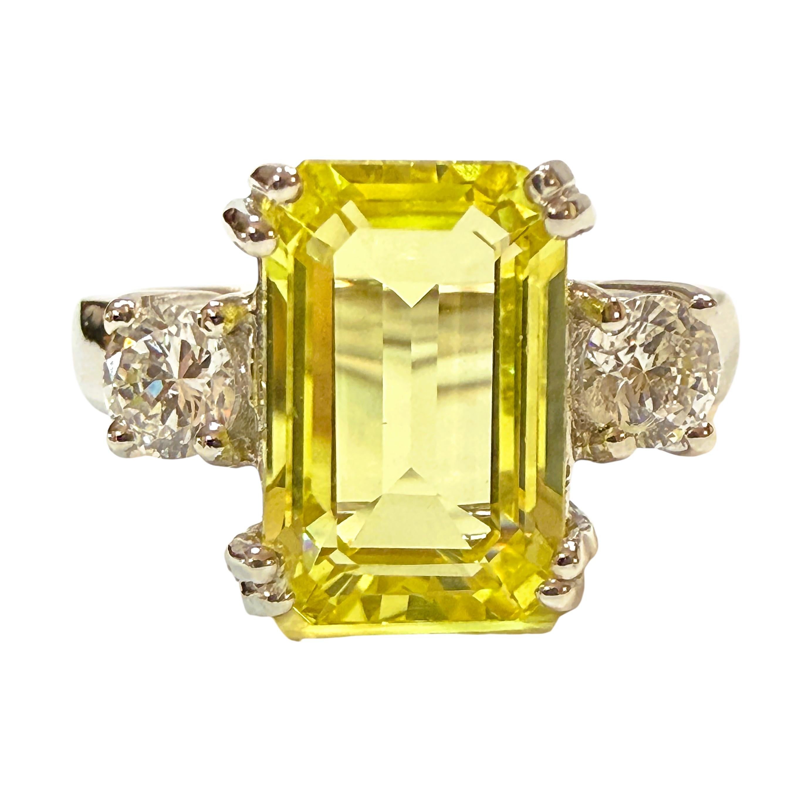 Was für ein wunderschöner Ring!  Der Stein stammt aus Afrika und hat einen schönen gelben Farbton.  Der Ring hat die Größe 6,25.  Er ist ein Stein im Smaragdschliff und hat 5.50 Karat.  Er misst 11,2 x 7,3 und hat auf beiden Seiten des Steins einen