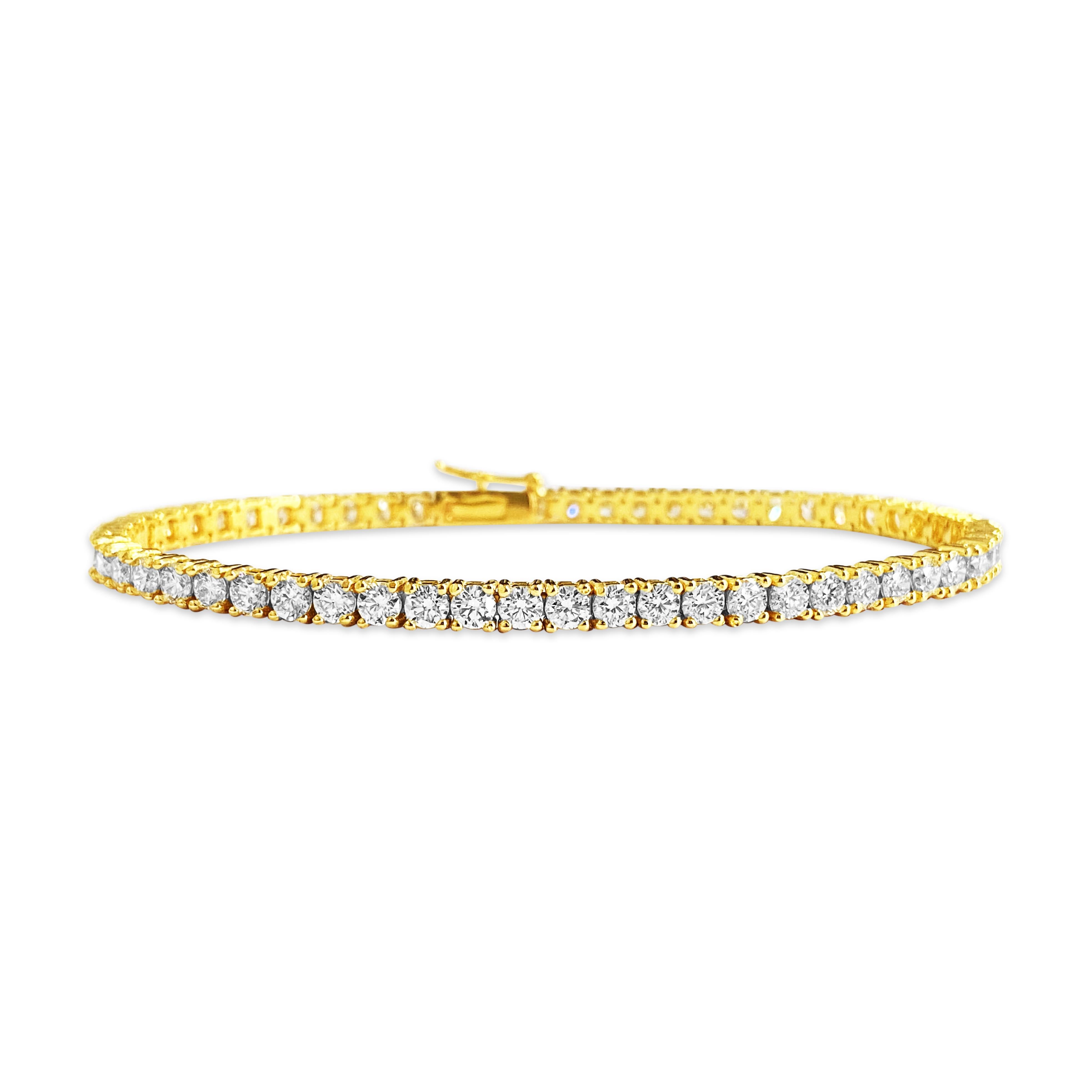 Wir stellen ein brandneues Unisex-Diamant-Tennisarmband vor, das mit Präzision aus 14 Karat Gelbgold gefertigt wurde und insgesamt 5,60 Karat runde Diamanten im Brillantschliff aufweist. Mit VVS-Klarheit und H-Farbe strahlt jeder der 57 Steine