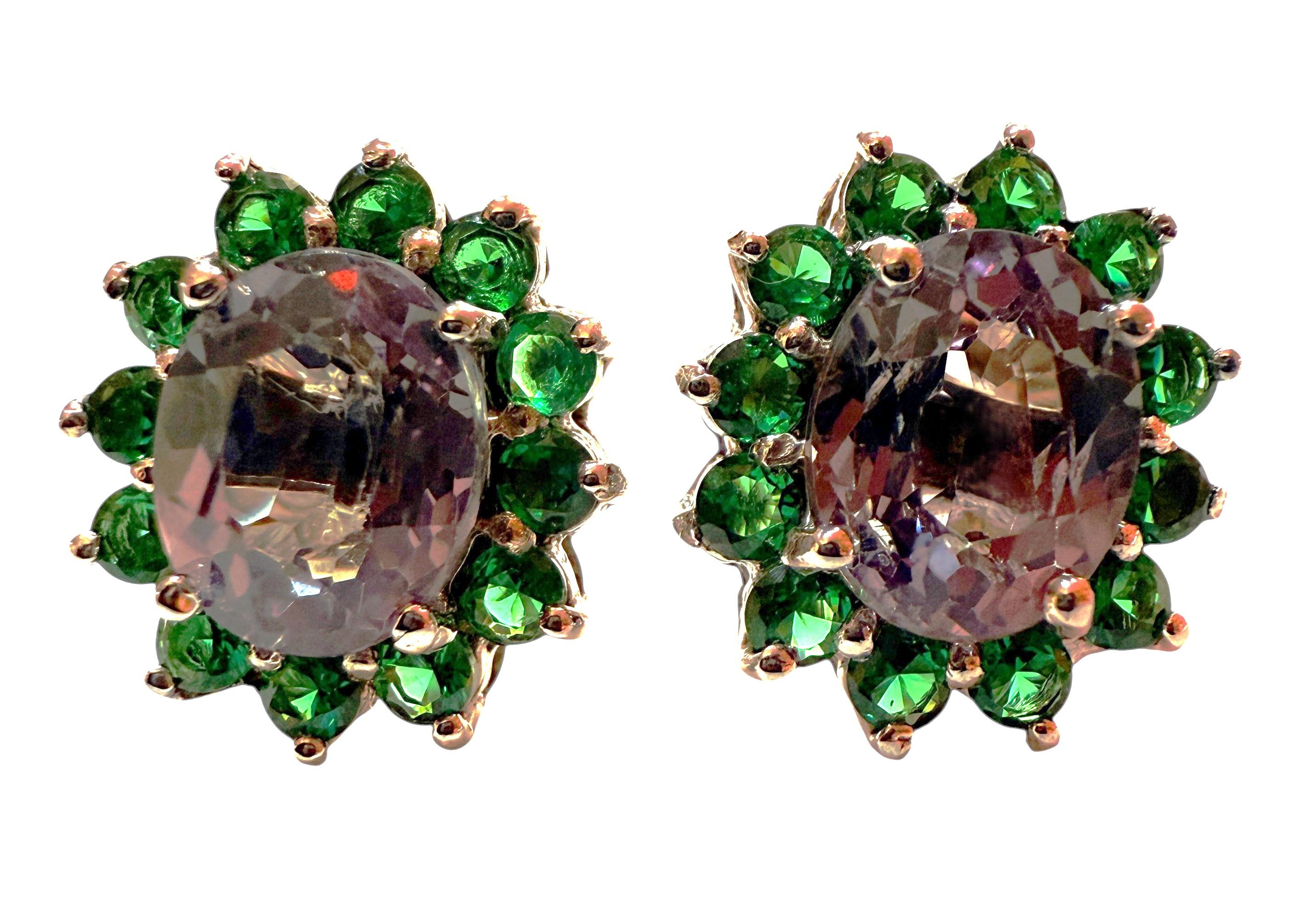 Diese Ohrringe sind einfach wunderschön!  Jeder Ohrring hat einen 9,2 x 7,3 mm großen Saphir mit Ovalschliff und Farbwechsel.  Insgesamt sind es 5.65 Karat.  Sie sind von grünen Saphiren im Diamantschliff umgeben.  Es ist eine auffällige