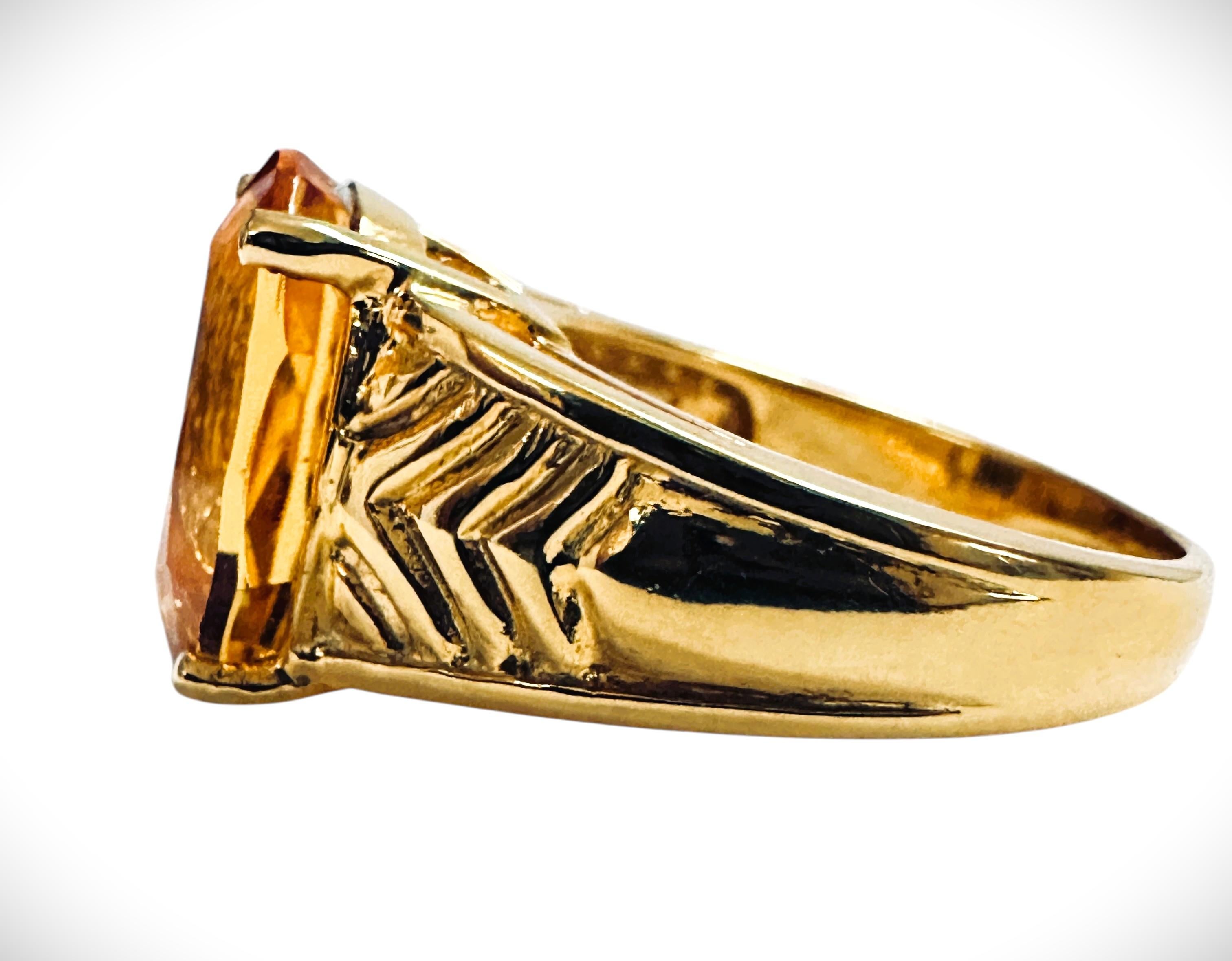 La pierre provient du Sri Lanka et est magnifiquement taillée et exquise. La pierre est une citrine jaune d'or et pèse 5,70 cts.  Il s'agit d'une pierre ovale de taille fantaisie qui mesure 14 x 10 mm et qui est sertie dans un anneau en argent