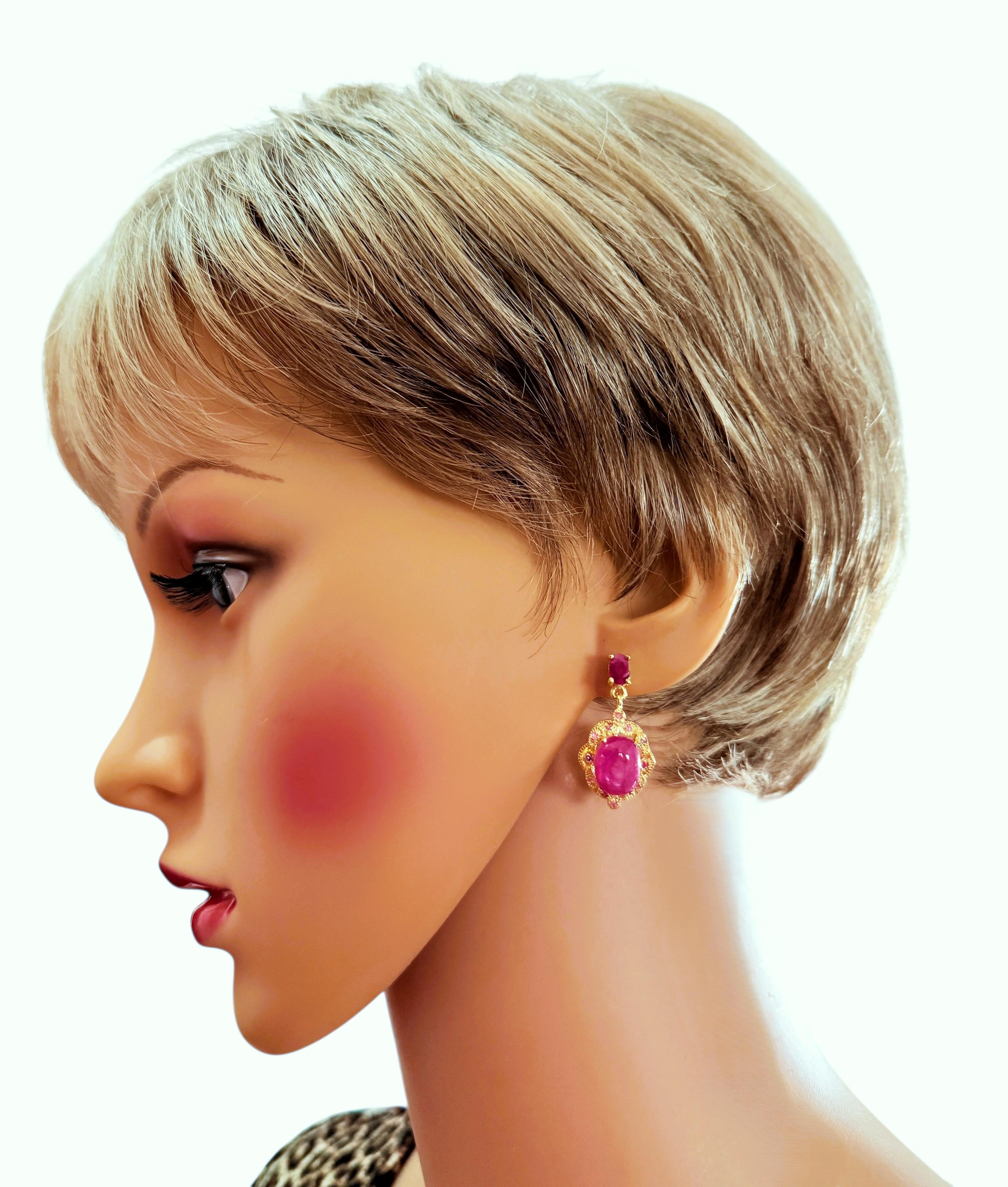 Ces boucles d'oreilles sont très cool.  Ils font leur propre déclaration.  Les pierres proviennent de Madagascar et sont tout simplement exquises. Ce sont des pierres de très haute qualité.  Chaque boucle d'oreille contient un grand rubis cabochon