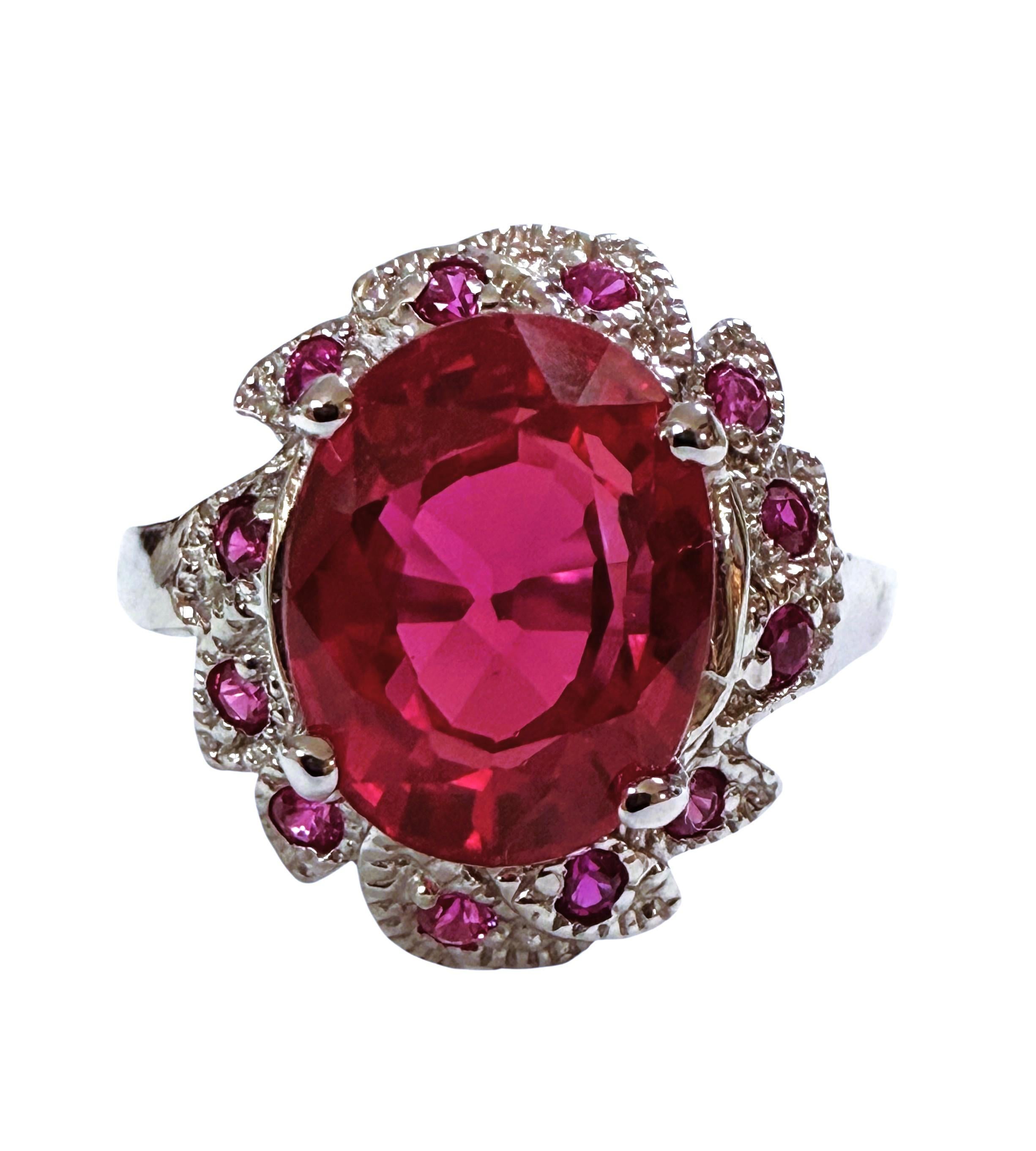 Dies ist ein erstaunlicher Ring.  Der Ring hat die Größe 7,5.  Der Stein stammt aus Sri Lanka.  Es ist ein schöner ovaler Stein im Fancy-Schliff und hat 5.90 Karat.  Es ist ein sehr hochwertiger Stein.  Es misst 11,5 x 9 mm und ist umgeben von